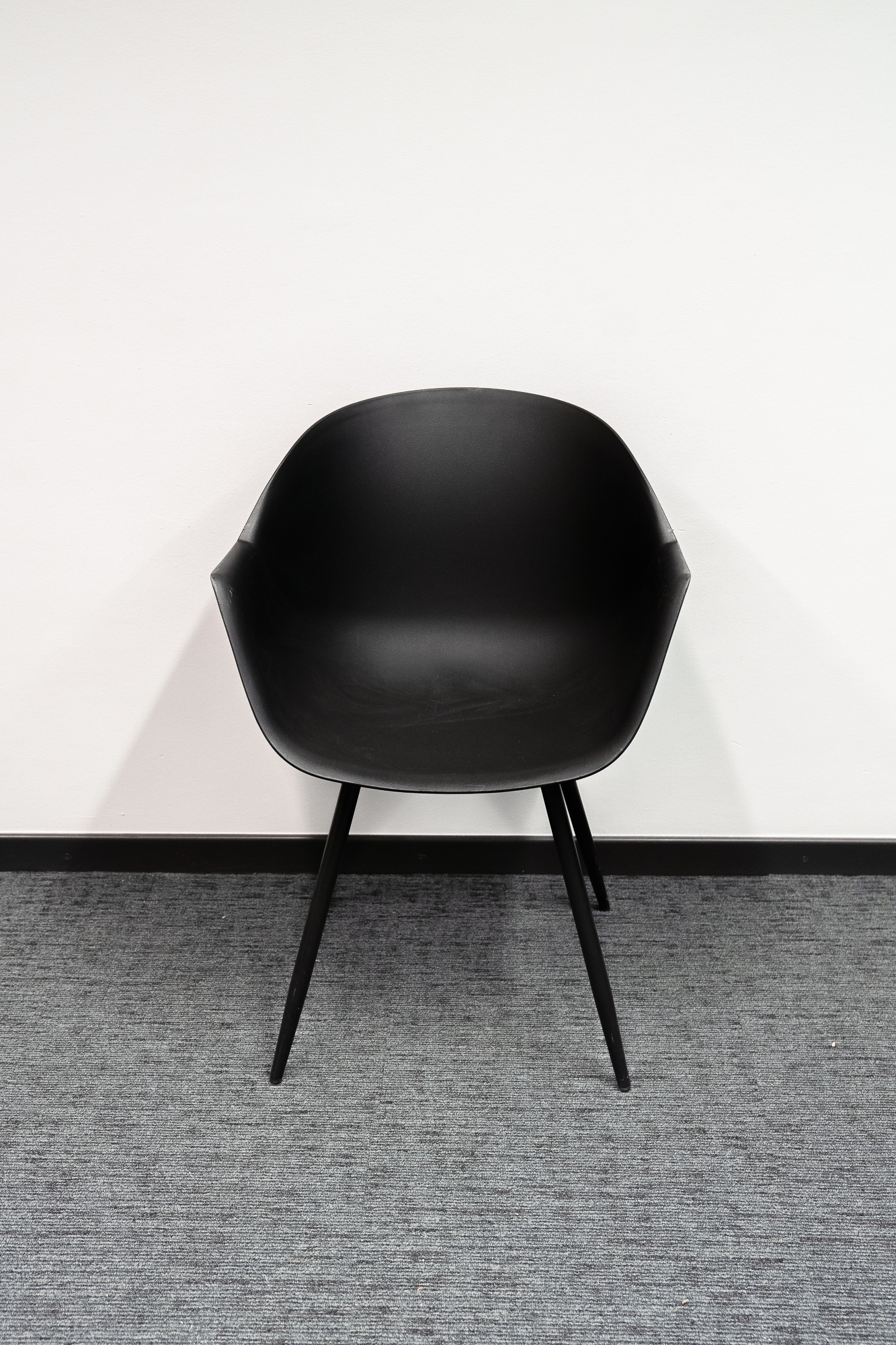 Black designer chair on black legs - Second hand quality "Chairs" - Relieve Furniture