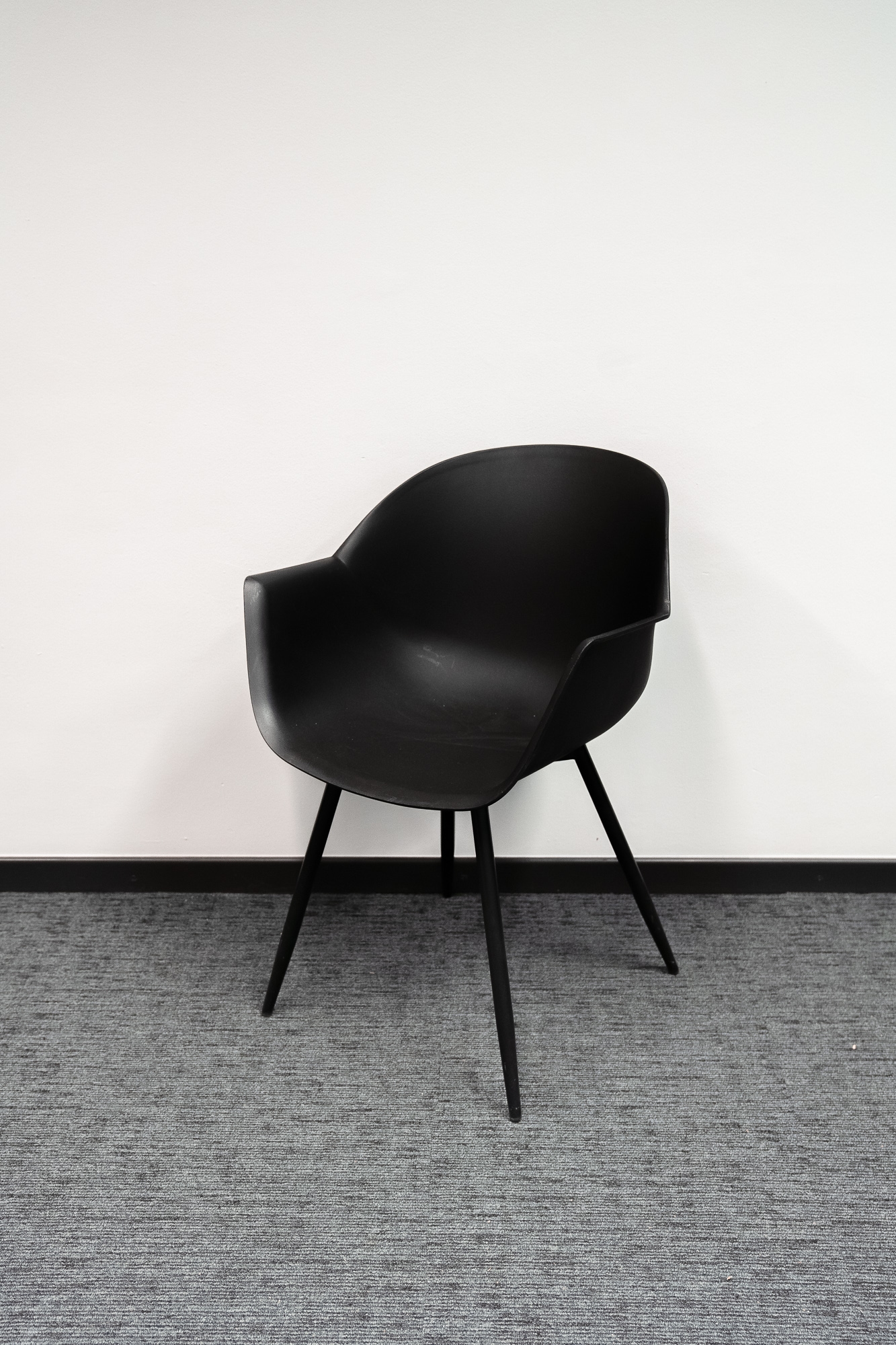 Black designer chair on black legs - Second hand quality "Chairs" - Relieve Furniture