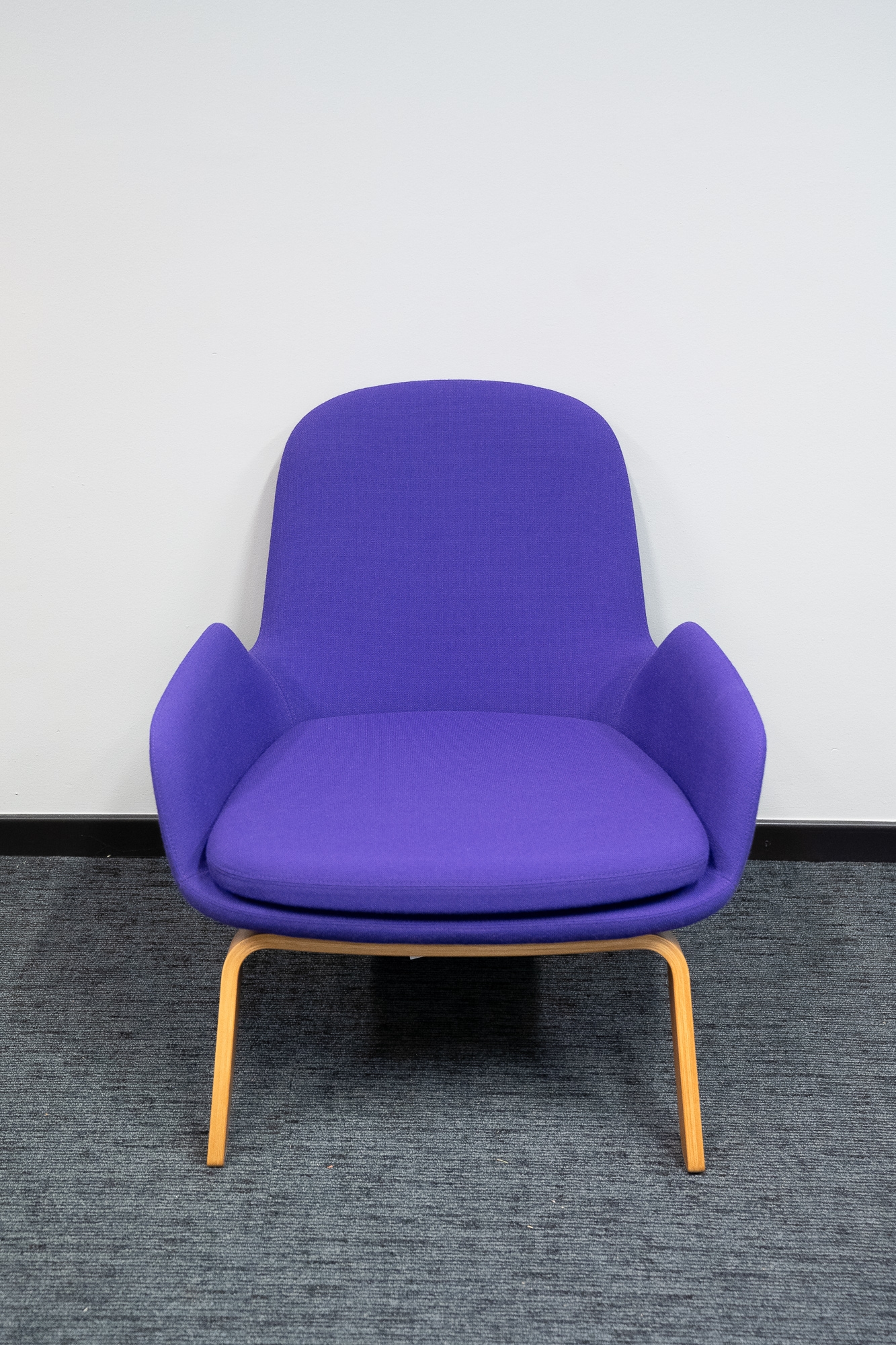  Main Line NORMANN fauteuil bas violet sur pieds en chêne