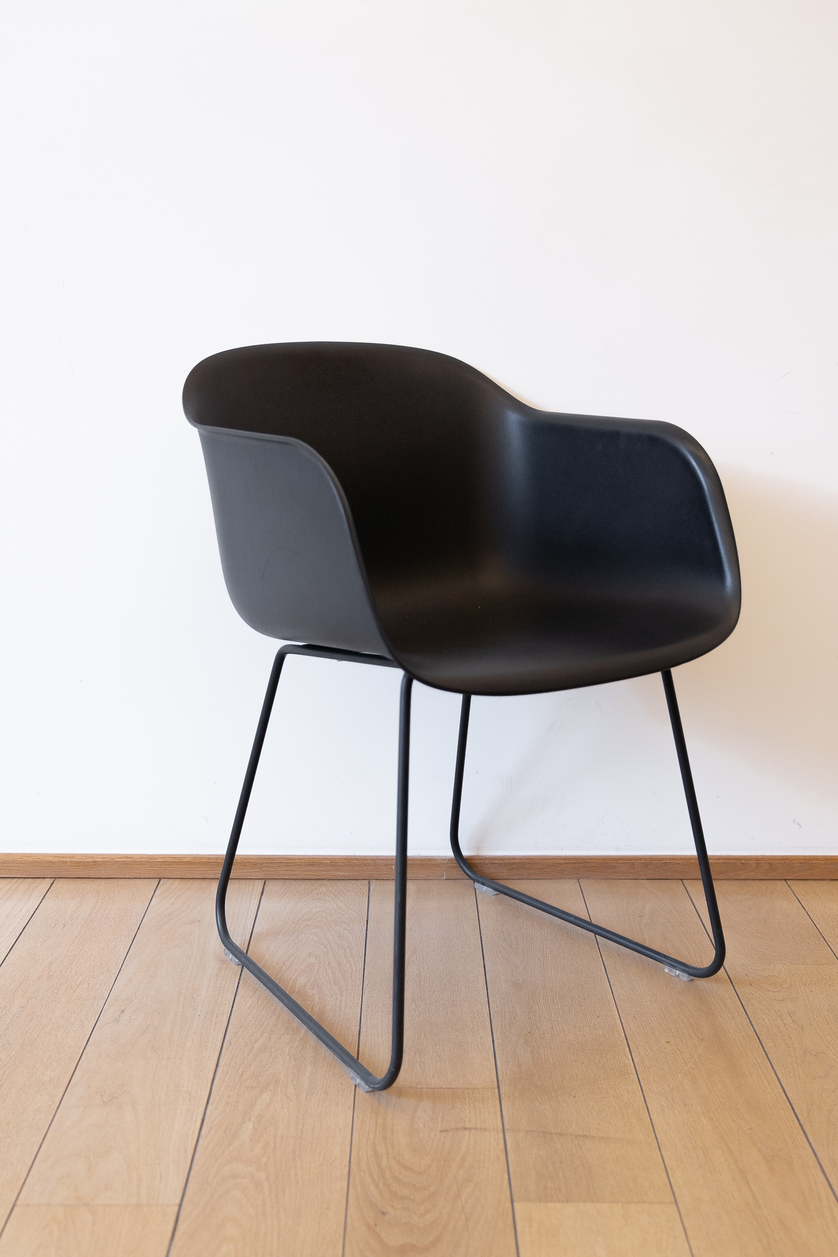 Chaise noire design MUUTO