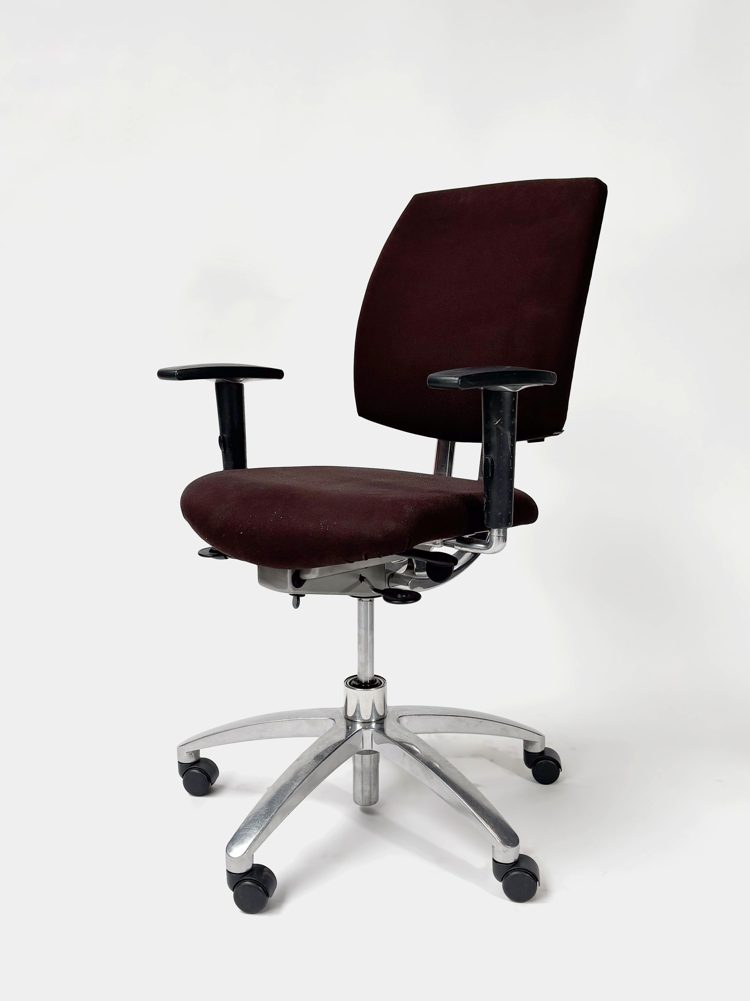 Drabert Dark brown office chair on chromed legs and with wheels - Second hand quality "Office chairs" - Relieve Furniture