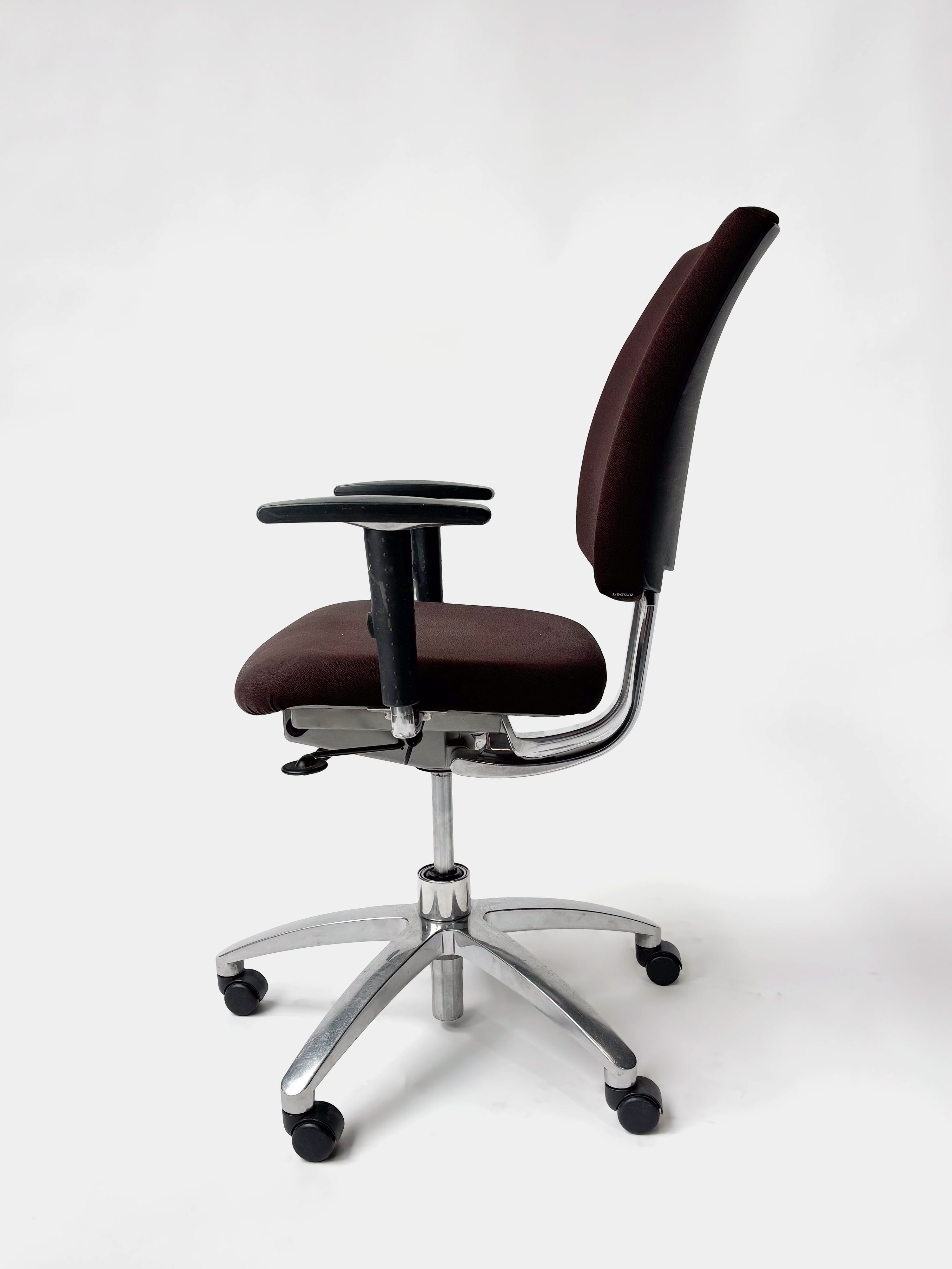 Drabert Dark brown office chair on chromed legs and with wheels - Second hand quality "Office chairs" - Relieve Furniture