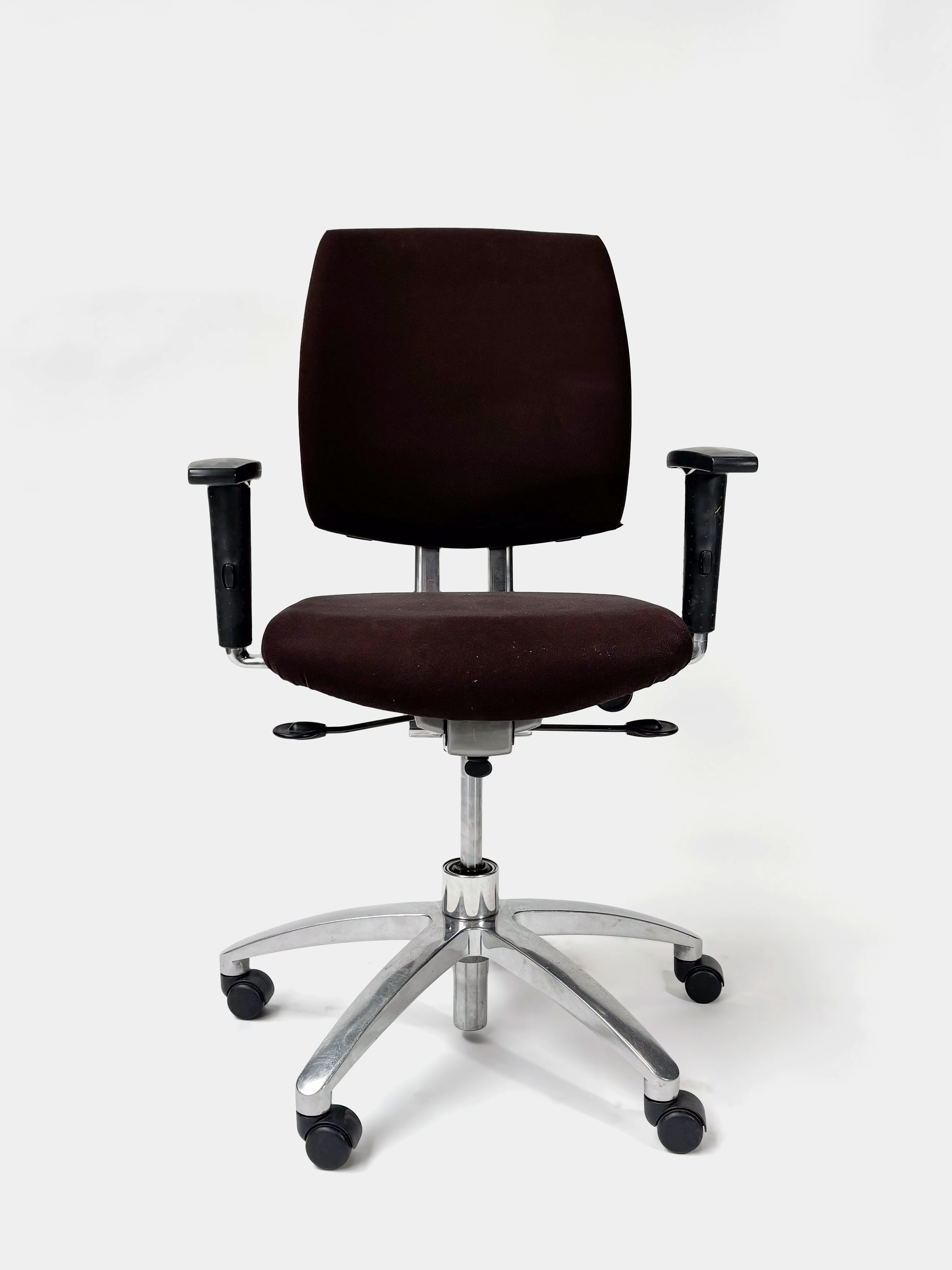 Drabert Dark brown office chair on chromed legs and with wheels - Second hand quality "Office chairs" - Relieve Furniture