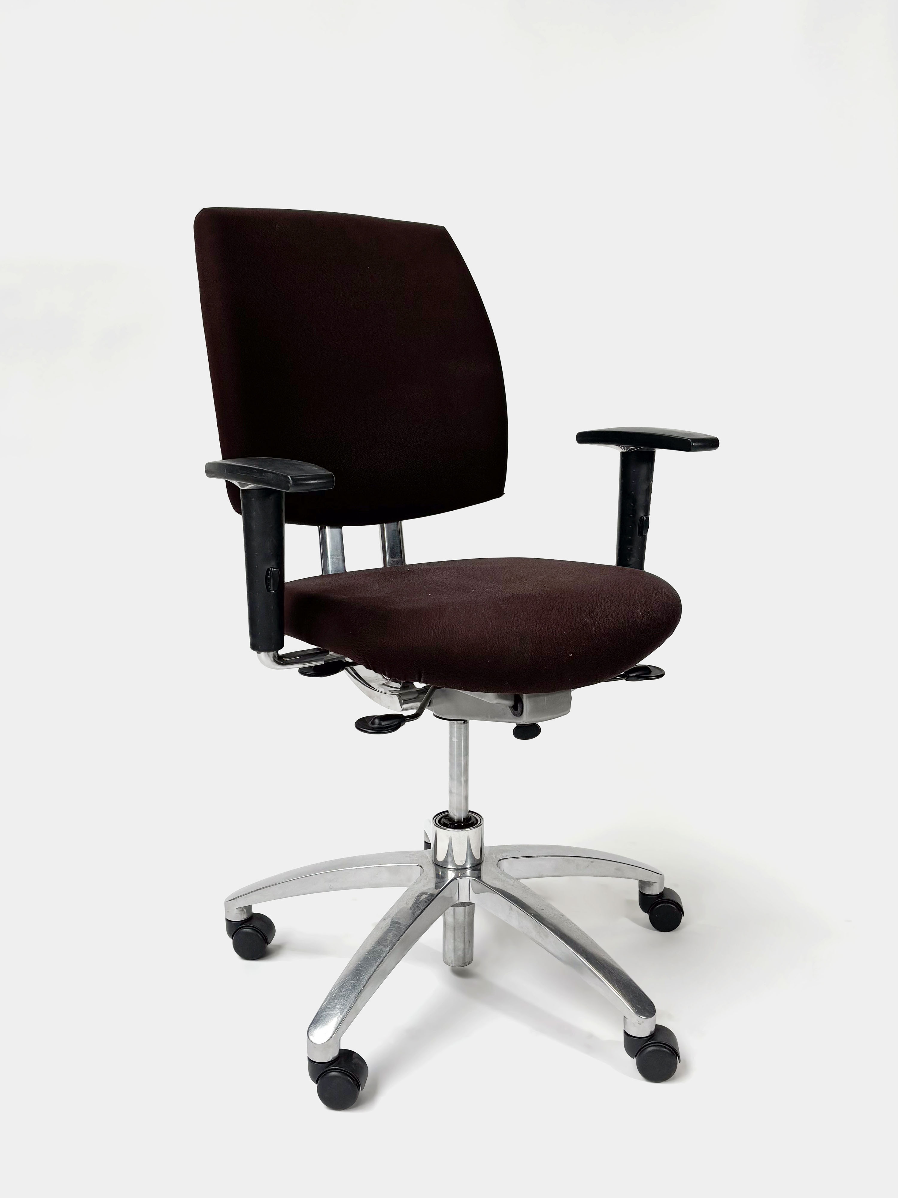 Drabert Dark brown office chair on chromed legs and with wheels - Second hand quality "Office chairs" - Relieve Furniture