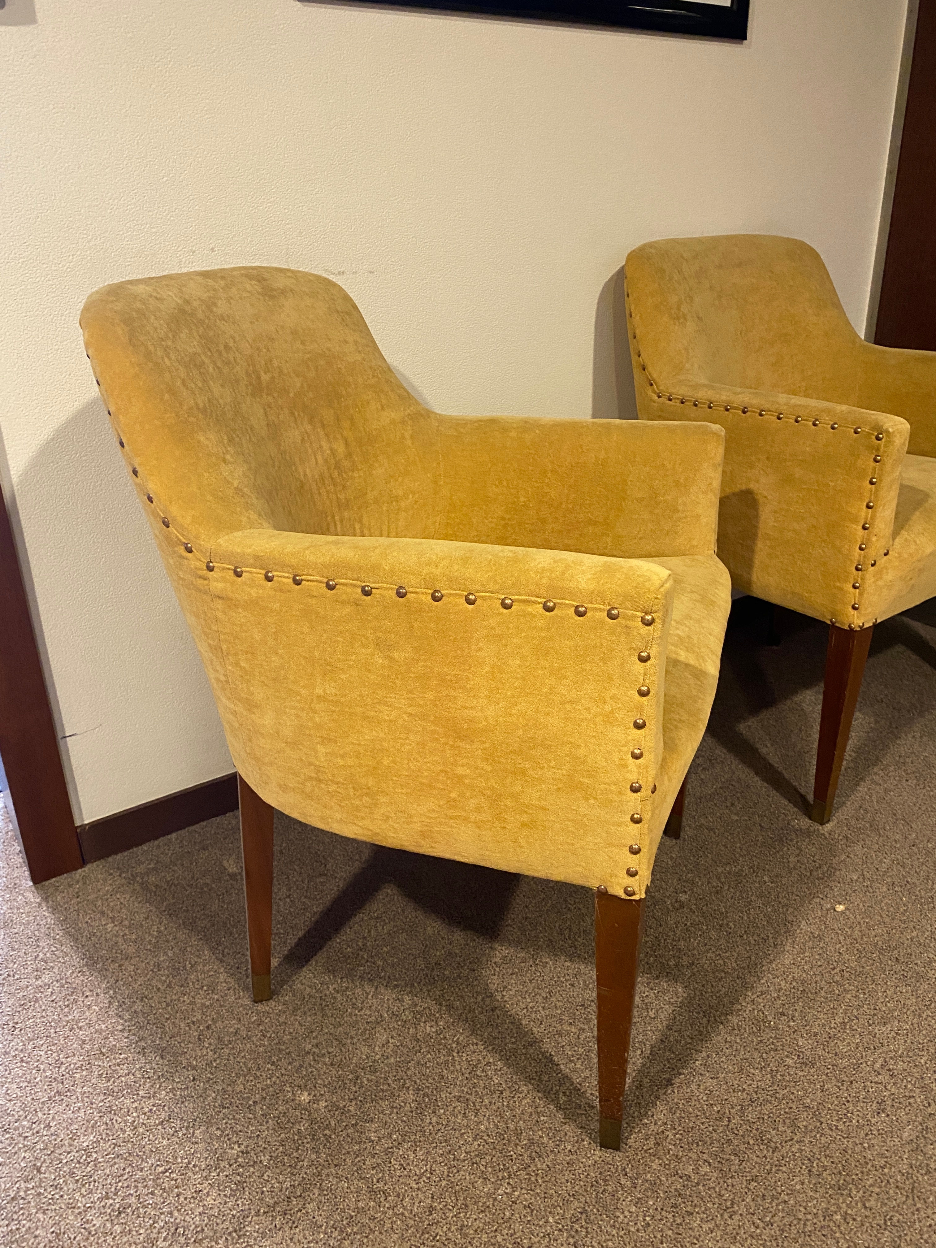 Gele vintage comfortabele stoel op houten poten - Tweedehands kwaliteit "Fauteuils en Banken" - Relieve Furniture