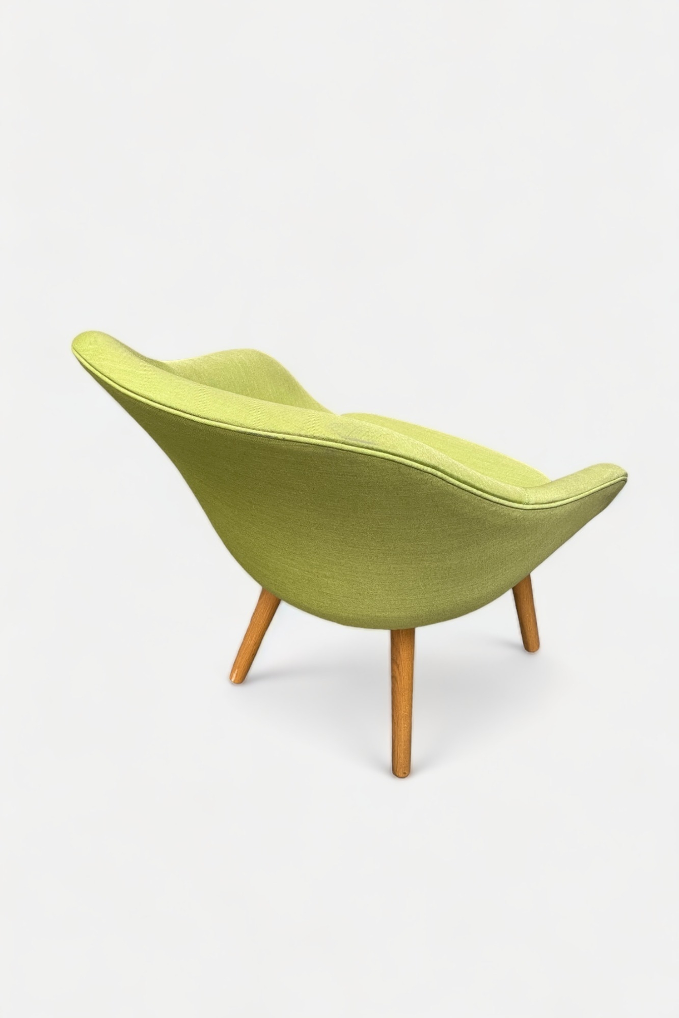 Lichtgroene fauteuil op houten poten - Tweedehands kwaliteit "Fauteuils en Banken" - Relieve Furniture