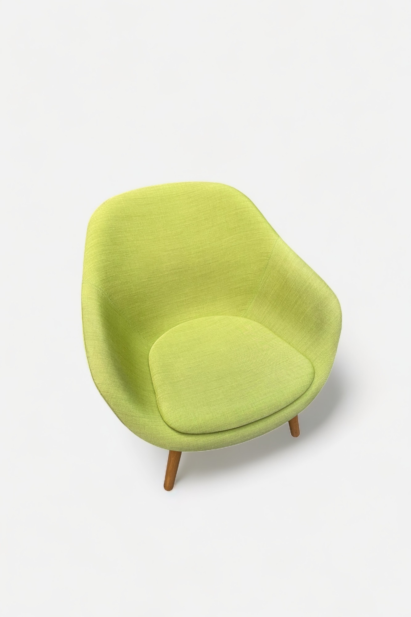 Lichtgroene fauteuil op houten poten - Tweedehands kwaliteit "Fauteuils en Banken" - Relieve Furniture