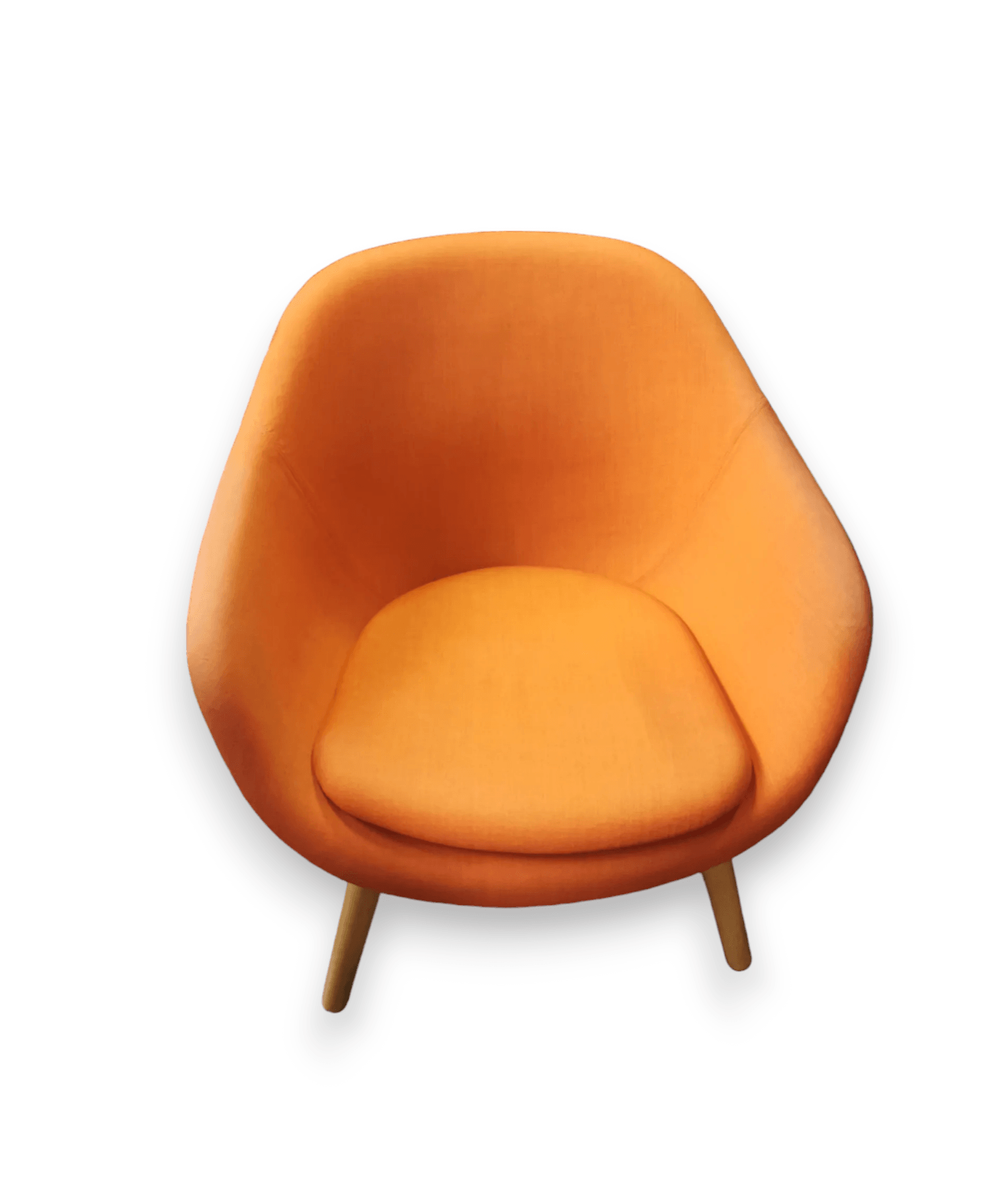 Oranje fauteuil op houten poten