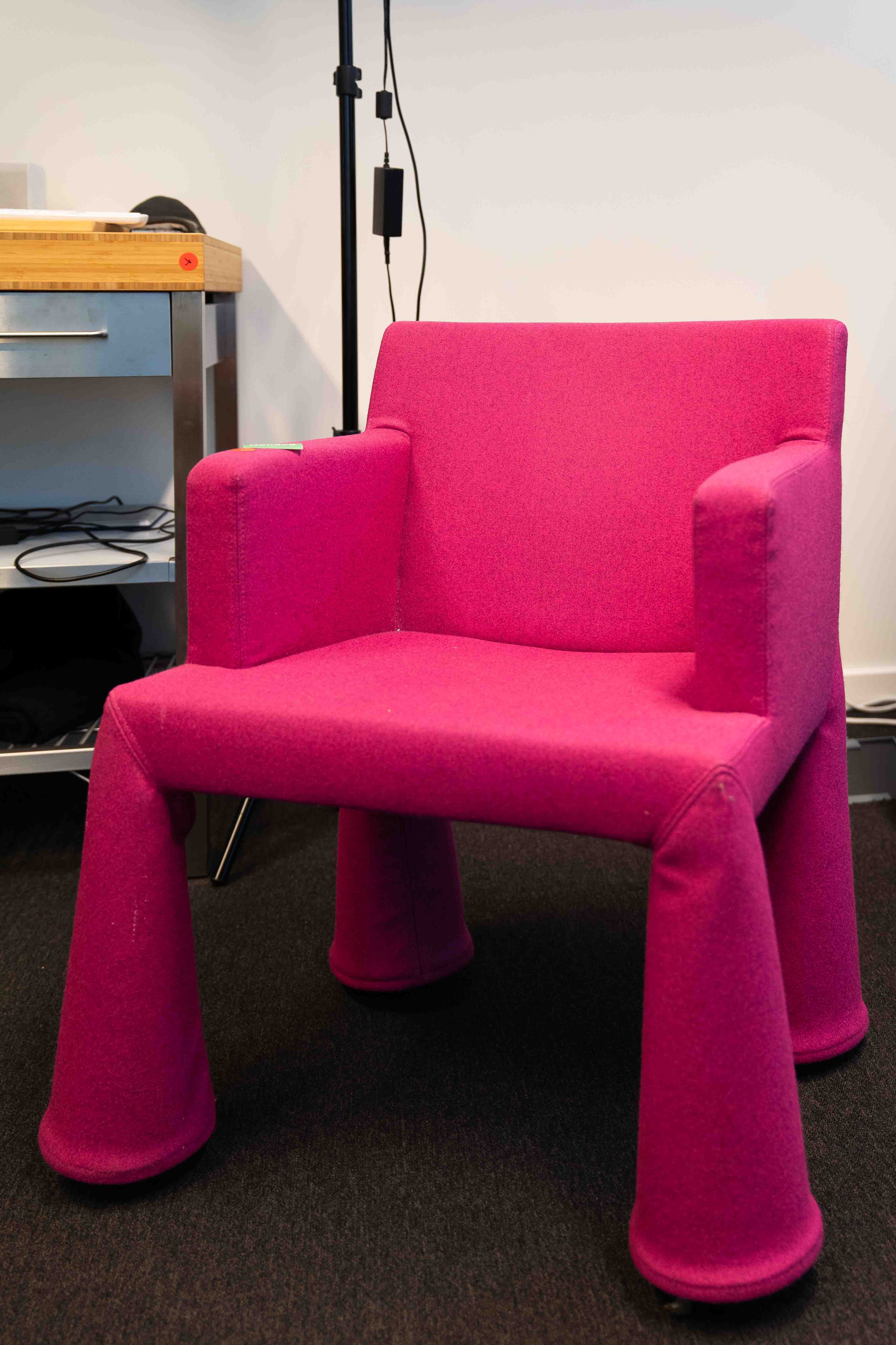 Mooie fushia WoolBlend Loveseat met Retro Knop Accenten-kopie op wielen