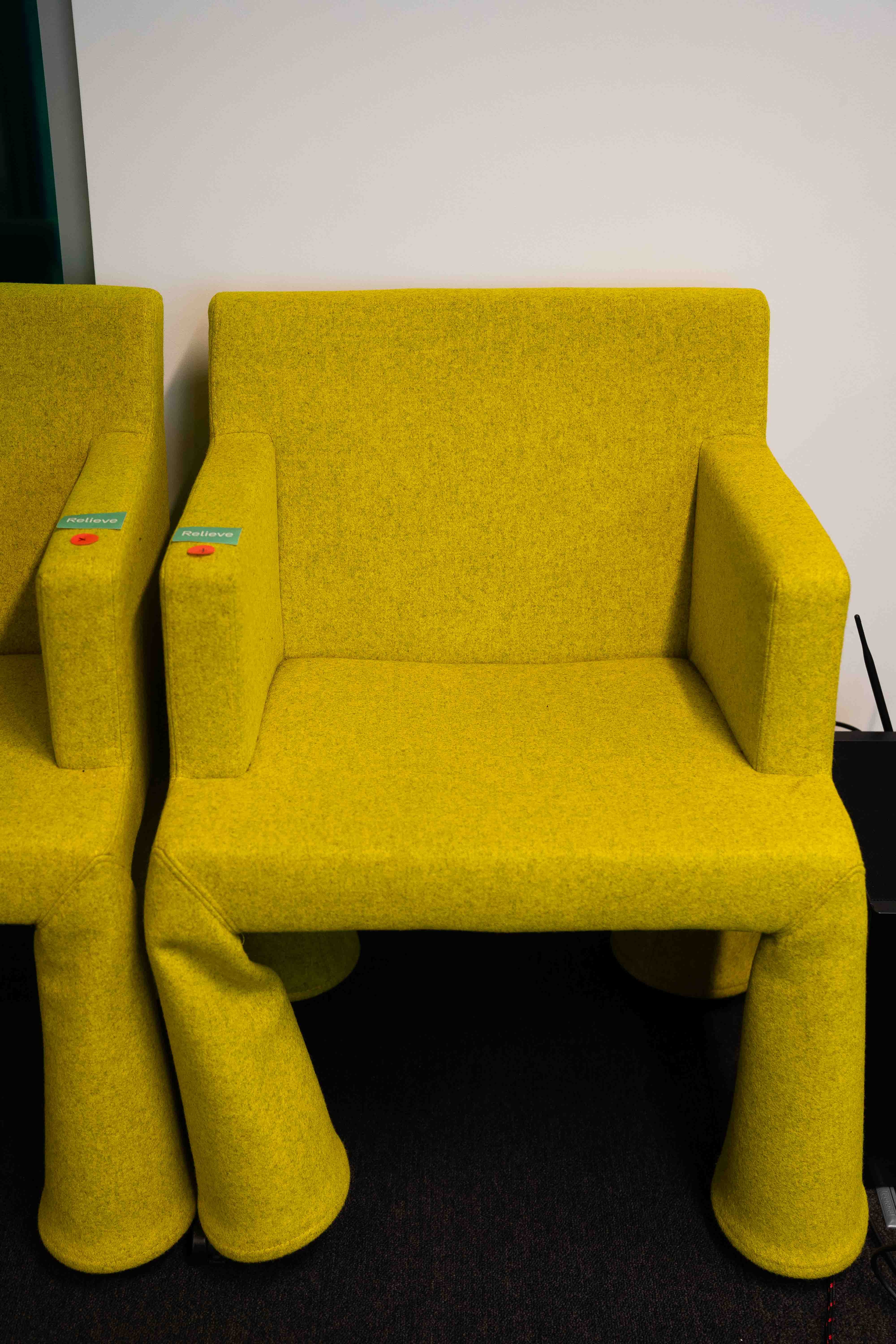 Mooie WoolBlend Chartreuse Loveseat met Retro design op wielen