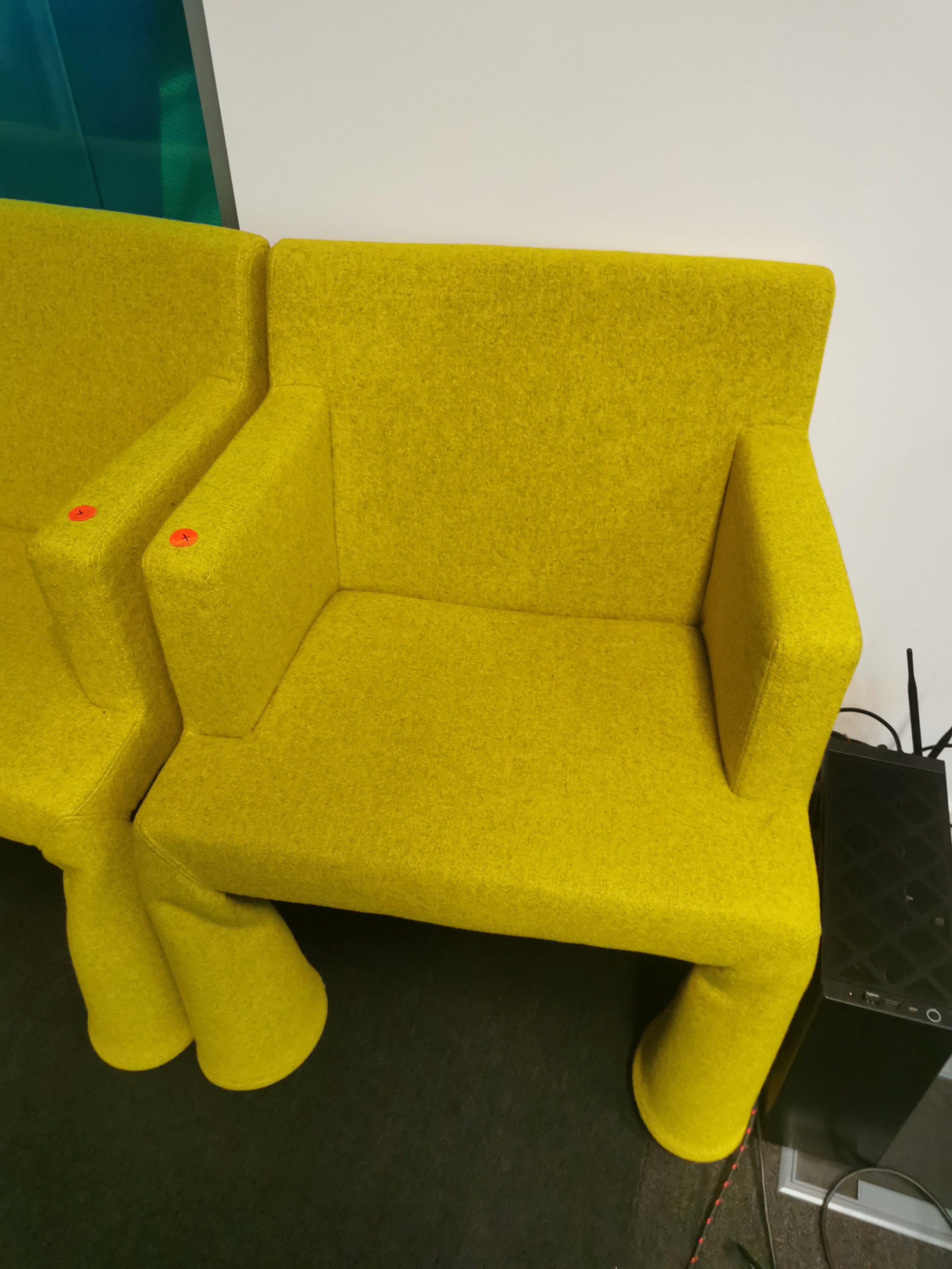 Mooie WoolBlend Chartreuse Loveseat met Retro design op wielen - Tweedehands kwaliteit "Fauteuils en Banken" - Relieve Furniture