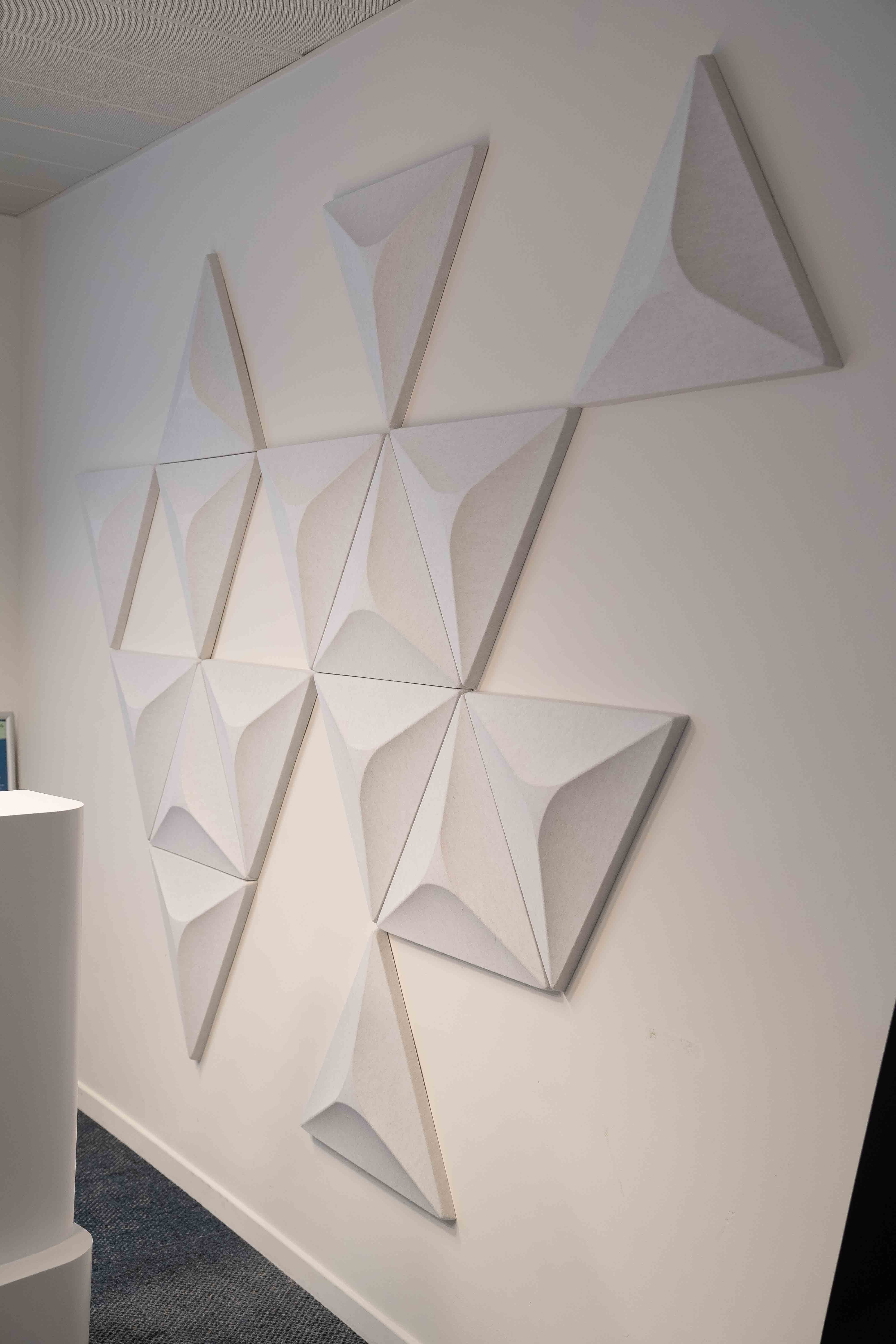 White Acoustic Wall Panels in Geometric Design - Second hand quality "Office Accessories" - Relieve Furniture