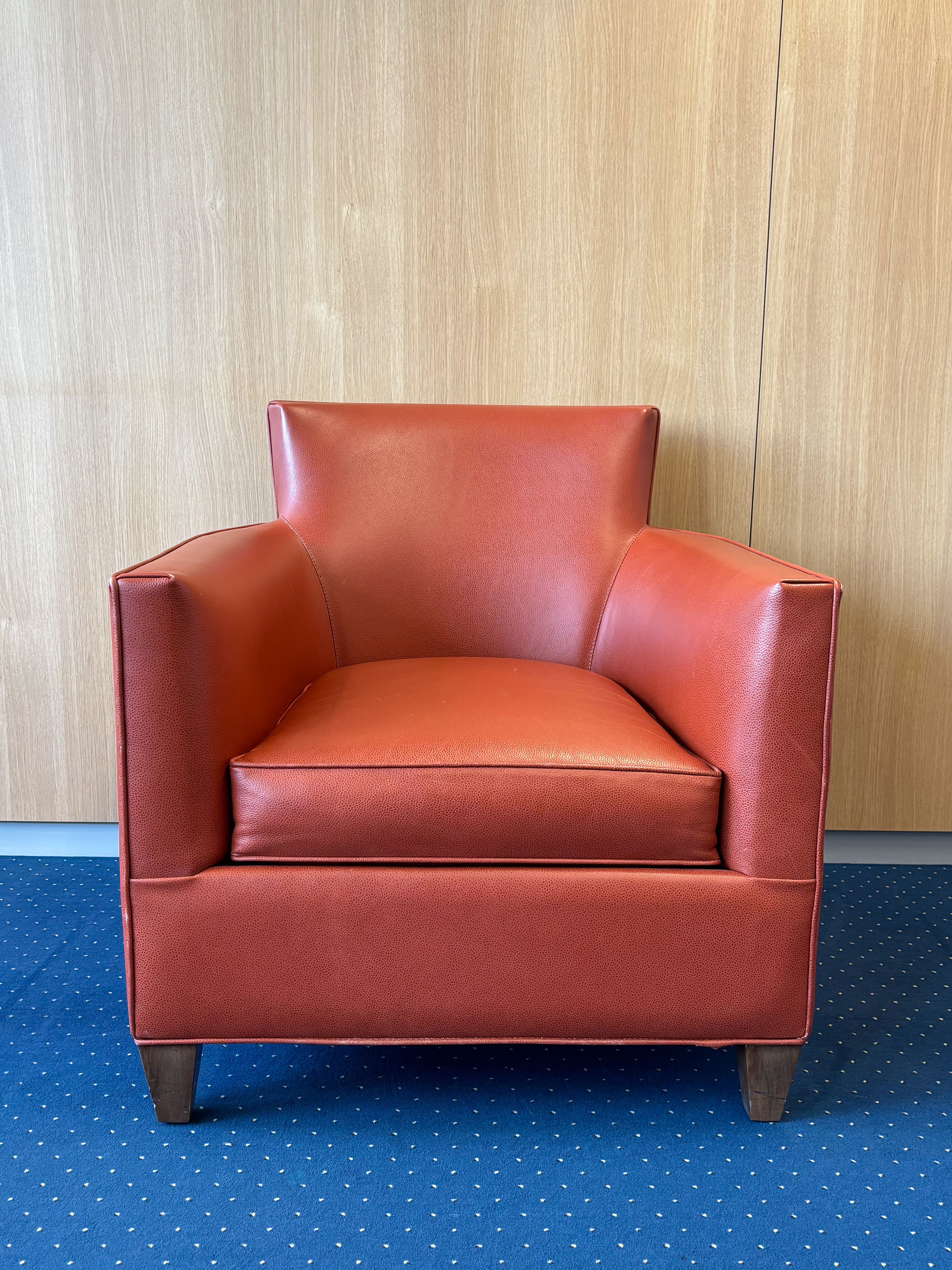 Fauteuil van gebrand oranje kunstleer met modern ontwerp - Tweedehands kwaliteit "Fauteuils en Banken" - Relieve Furniture