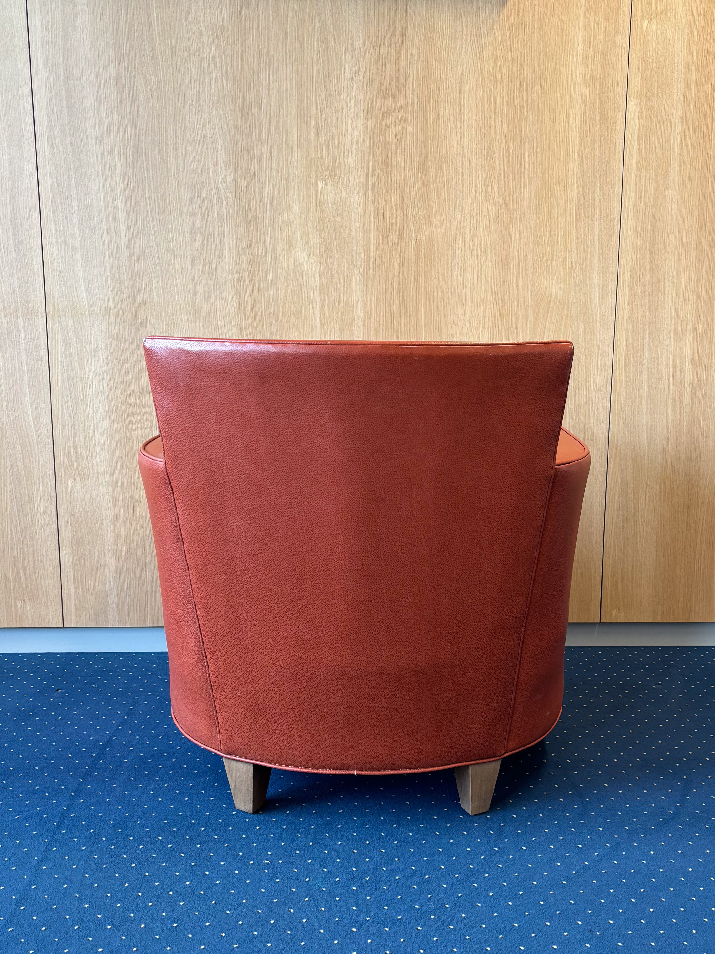 Fauteuil van gebrand oranje kunstleer met modern ontwerp - Tweedehands kwaliteit "Fauteuils en Banken" - Relieve Furniture