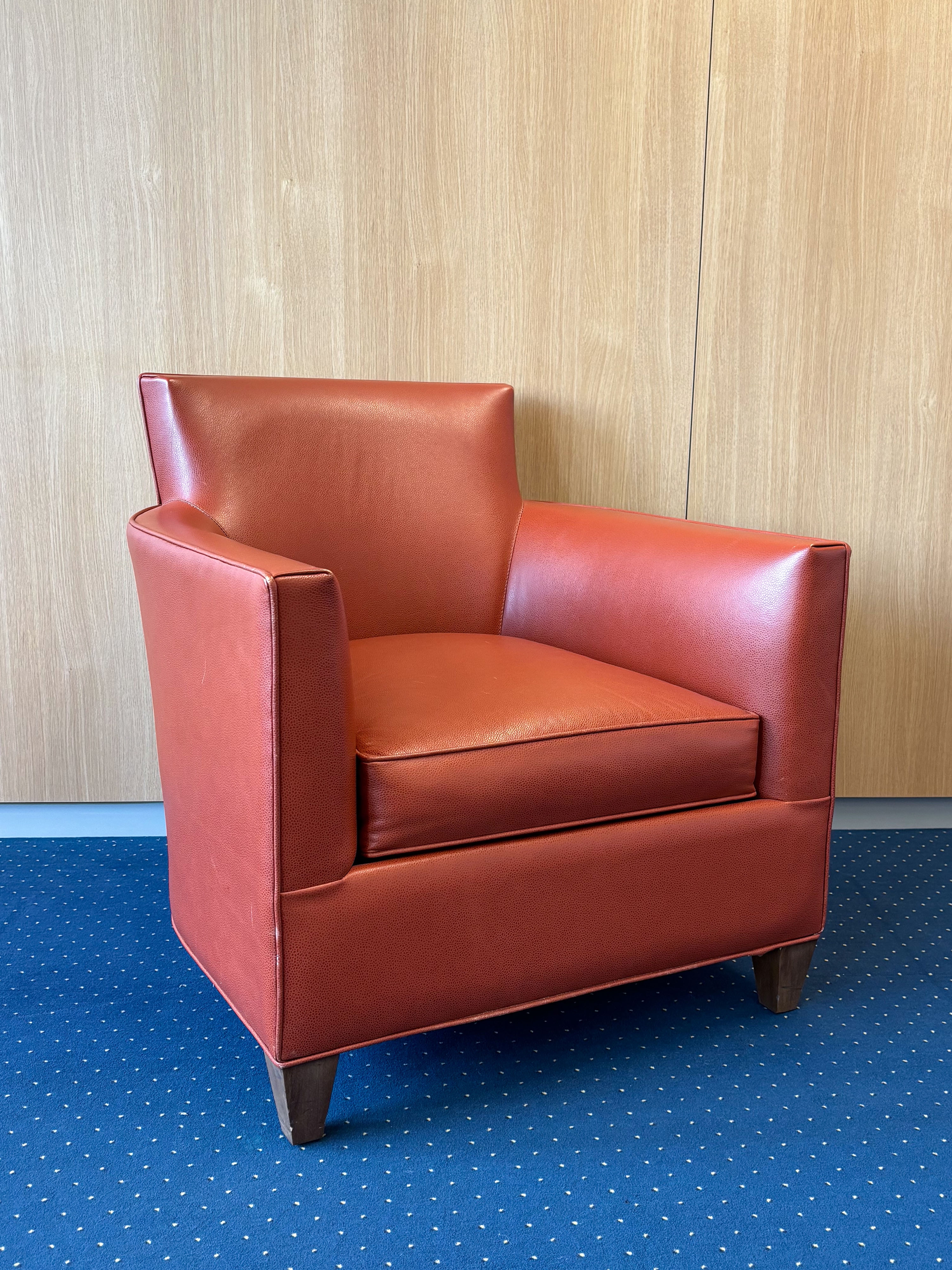 Fauteuil van gebrand oranje kunstleer met modern ontwerp - Tweedehands kwaliteit "Fauteuils en Banken" - Relieve Furniture