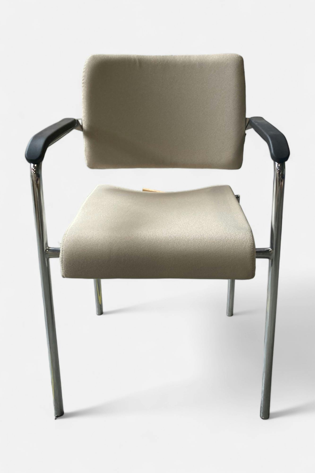 DROMEAS Modèle Porto Chaise visiteur beige avec accoudoirs noirs - Relieve Furniture