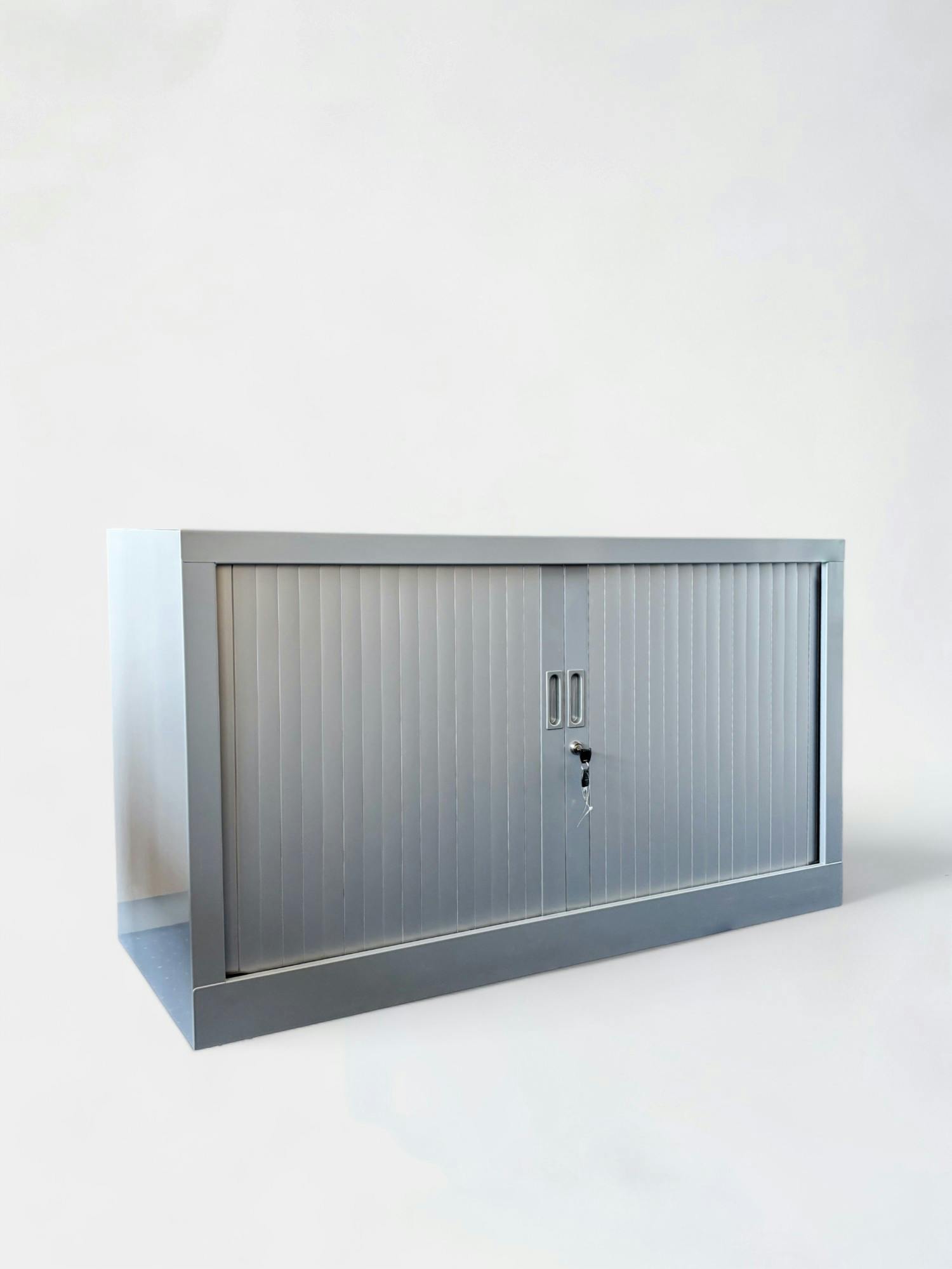 Armoire de rangement en métal gris anthracite avec portes coulissantes et étagères réglables - Relieve Furniture