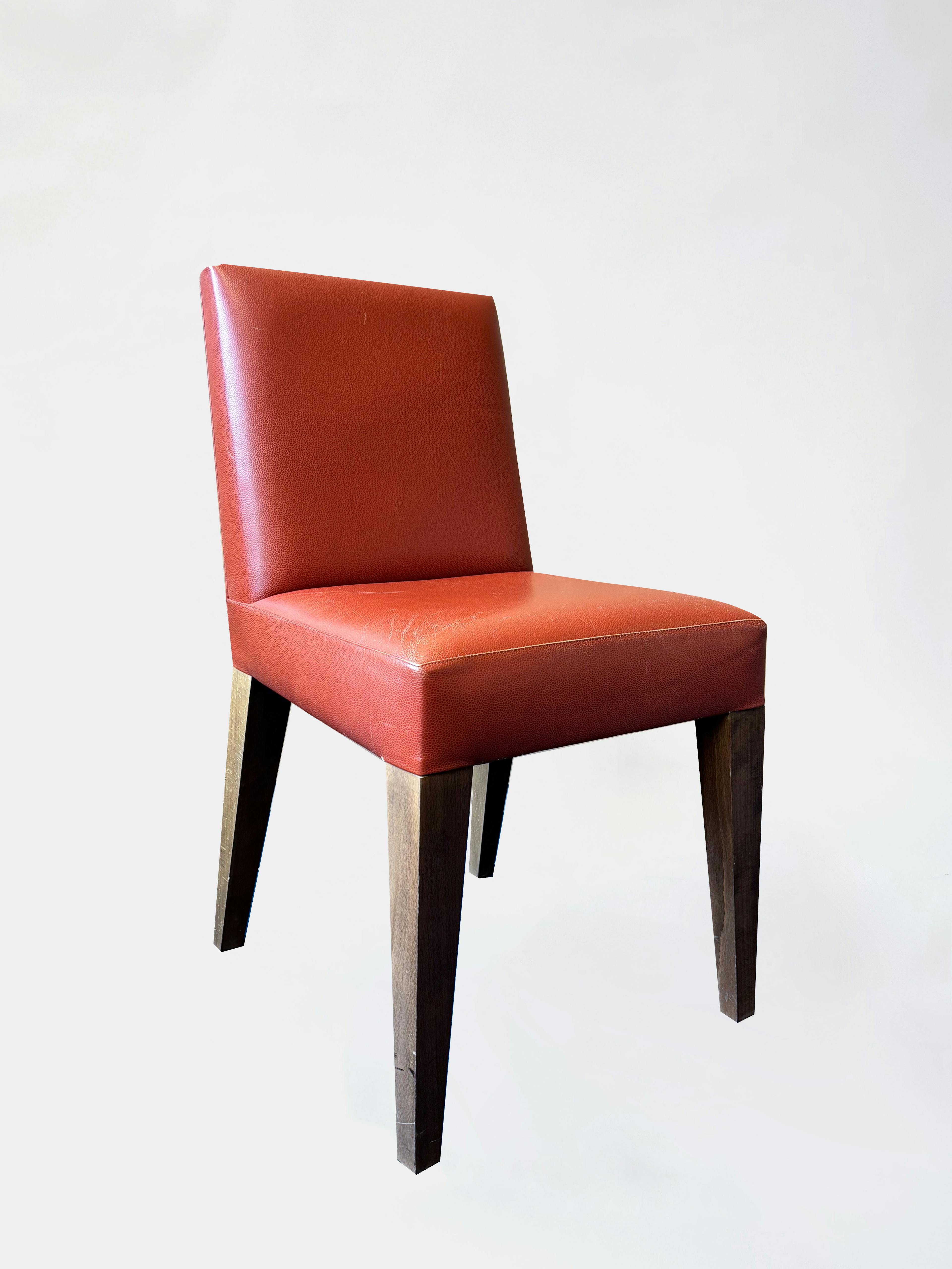 Terracotta kunstleren accentstoel met donkerhouten poten - Relieve Furniture