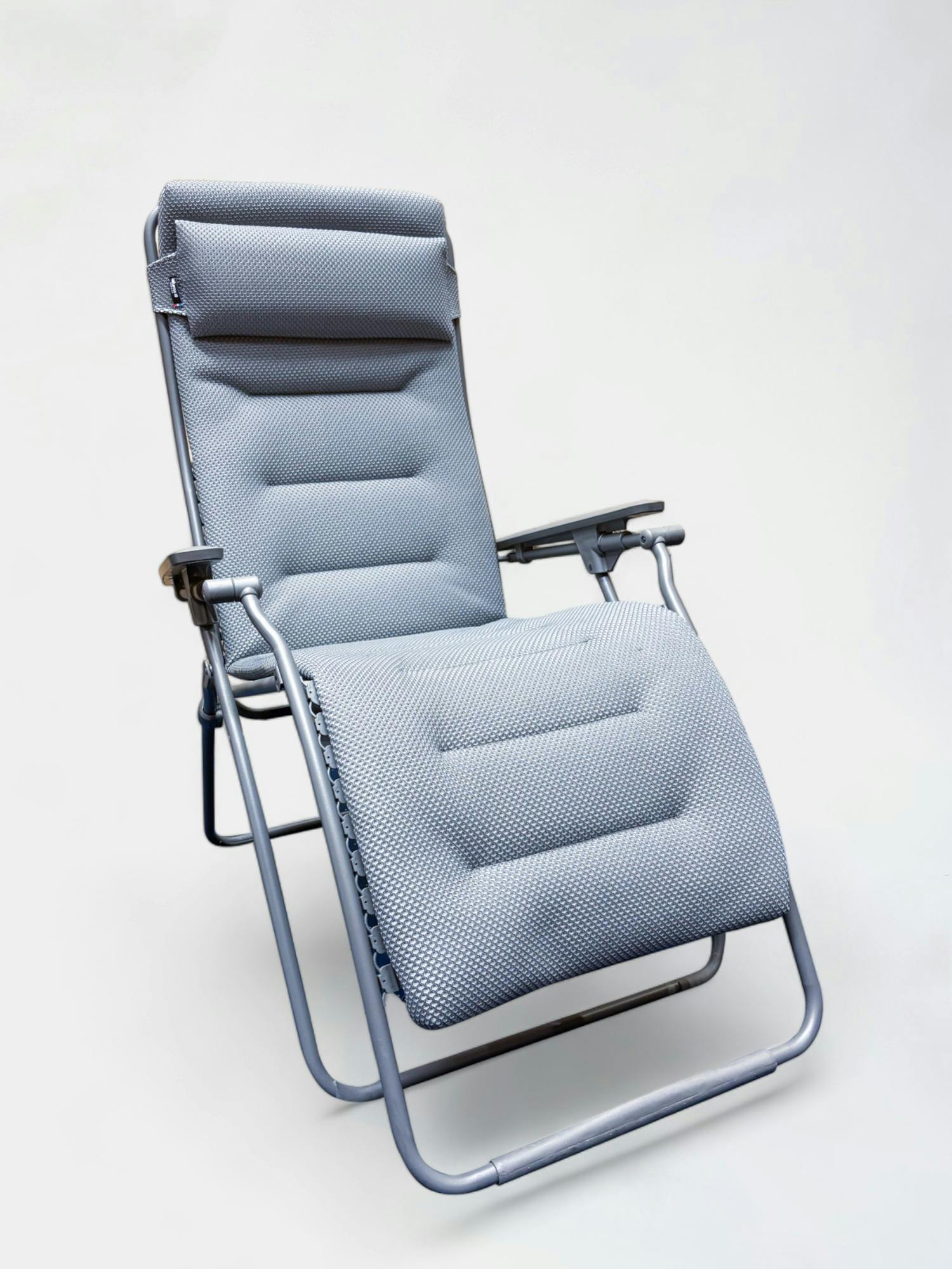 Lafuma grijze stoffen stoel met verstelbare armleuningen en hoofdsteun - Relieve Furniture