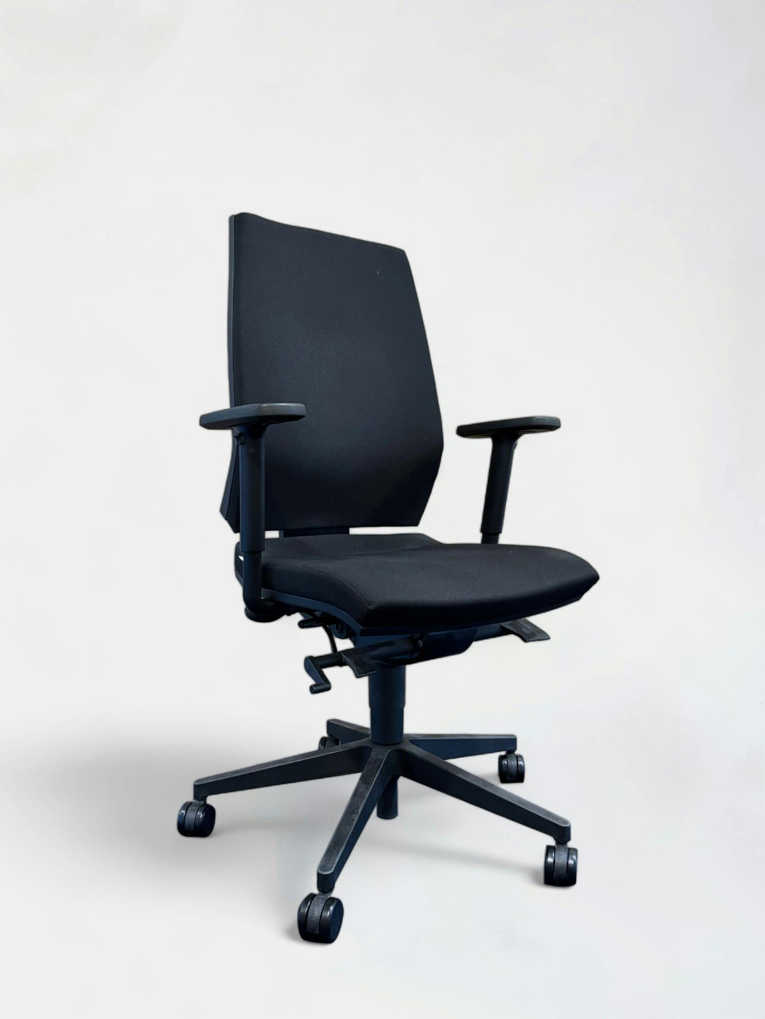 Zwarte stoffen bureaustoel met verstelbare armleuningen - Relieve Furniture