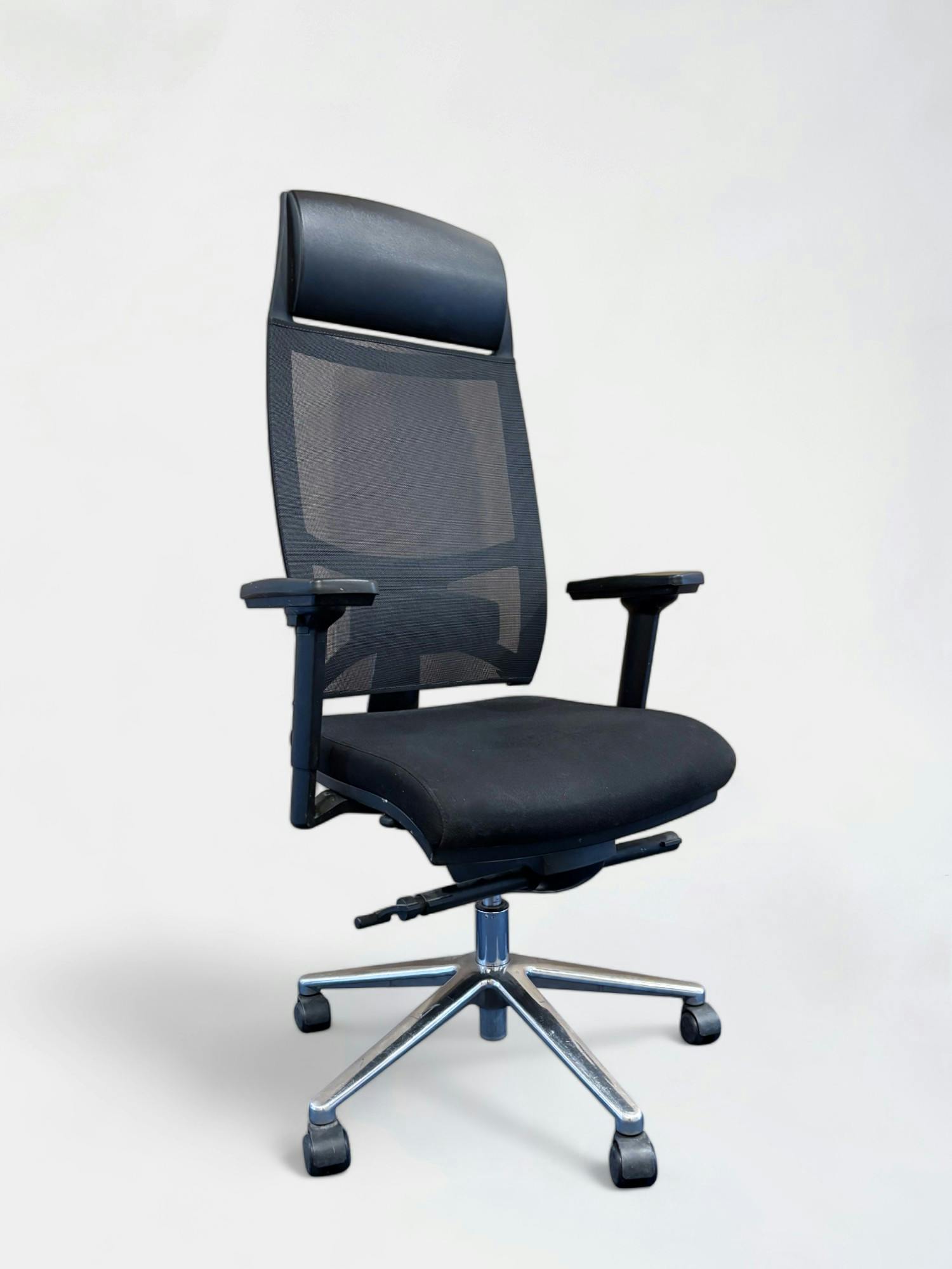Chaise de bureau ergonomique pivotante à dossier haut en maille noire avec support lombaire - Relieve Furniture