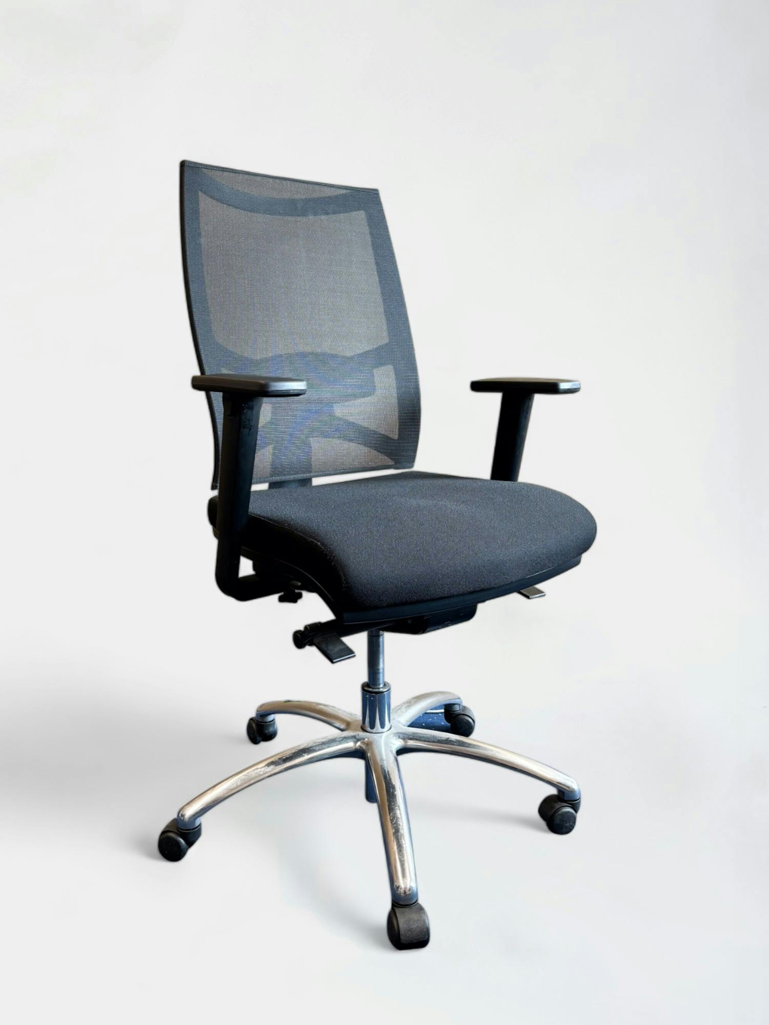Sitland Black Mesh Office Chair with Adjustable Armrests (Chaise de bureau en maille noire avec accoudoirs réglables) - Relieve Furniture