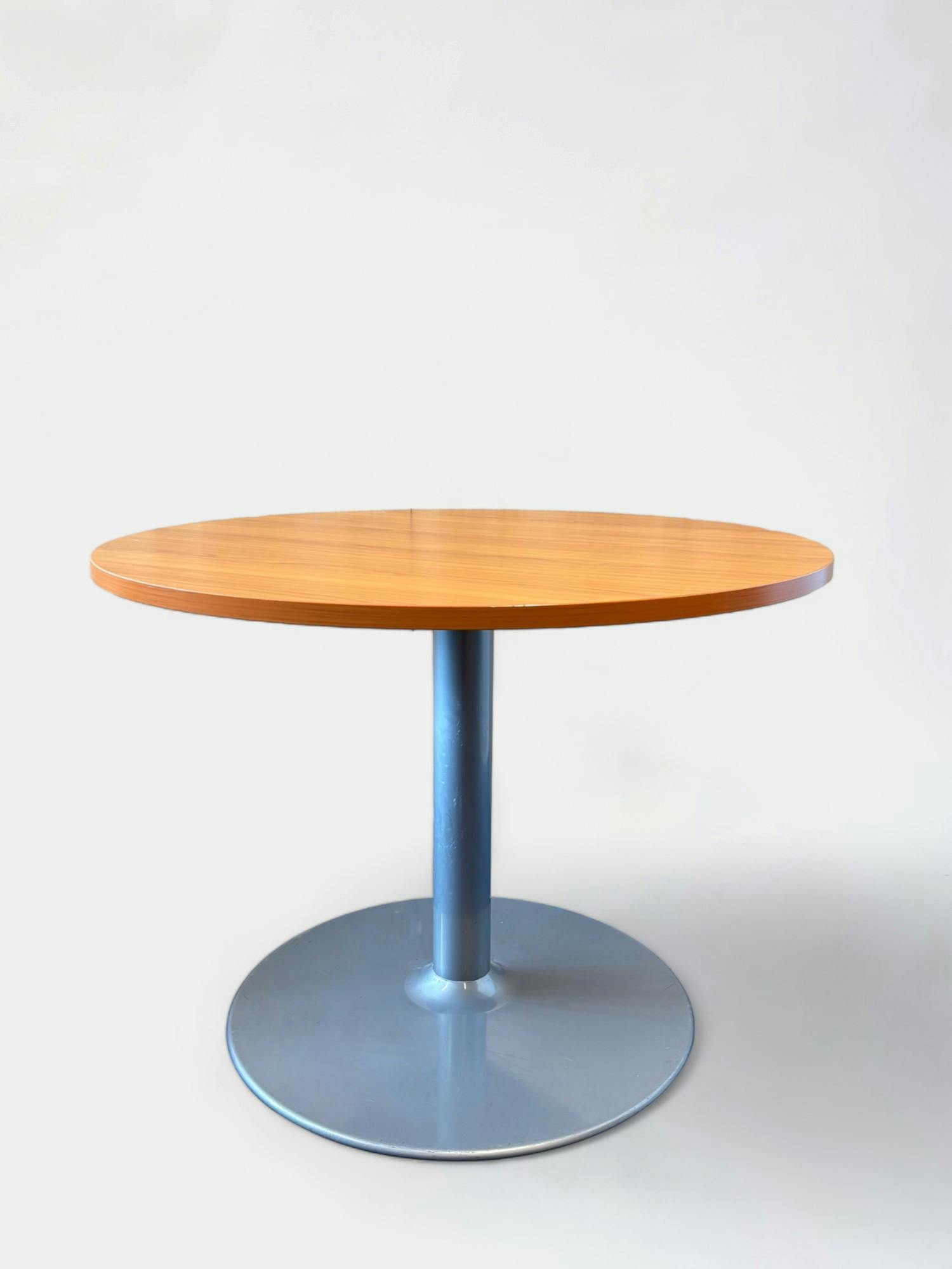Table de réunion ronde en bois miel chaud avec base en métal - Relieve Furniture