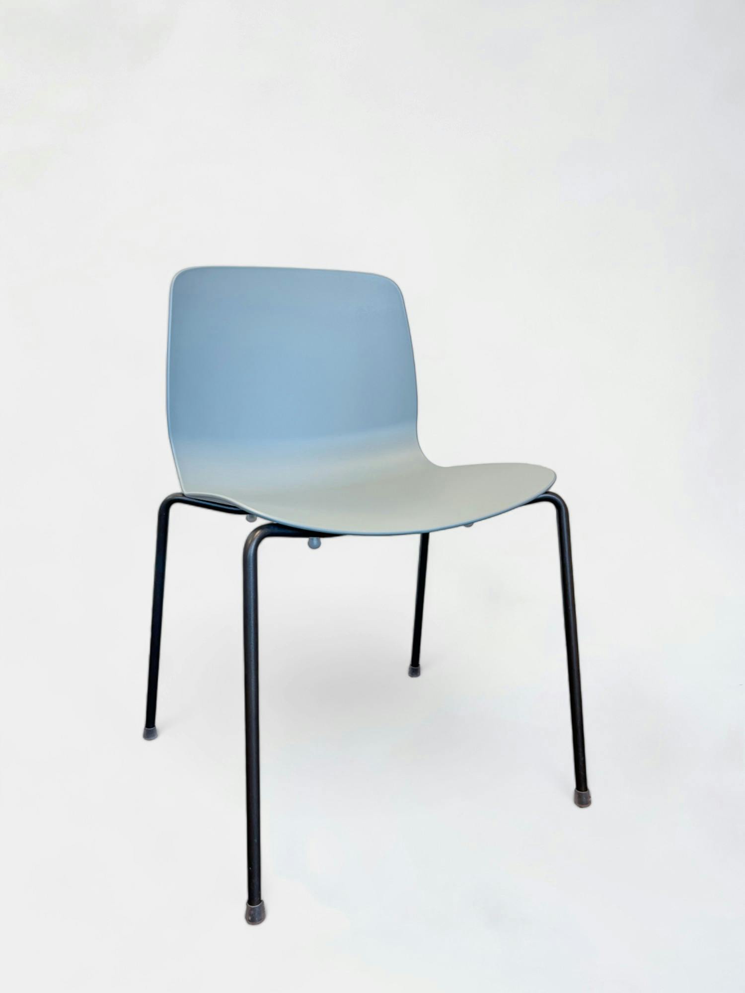Chaise en plastique bleu clair avec pieds en acier chromé - Relieve Furniture