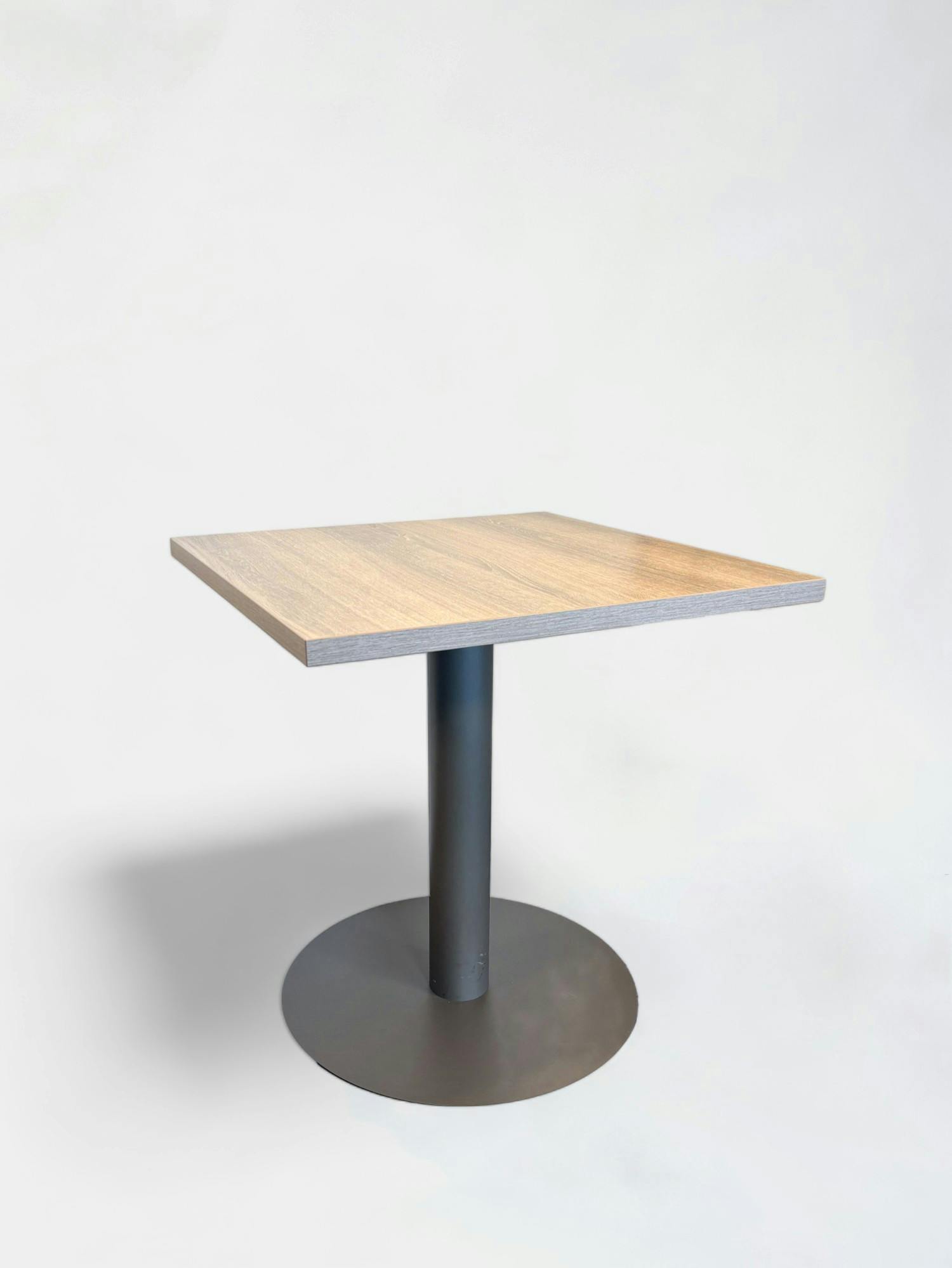 Table ergonomique en bois gris avec base circulaire robuste - Relieve Furniture