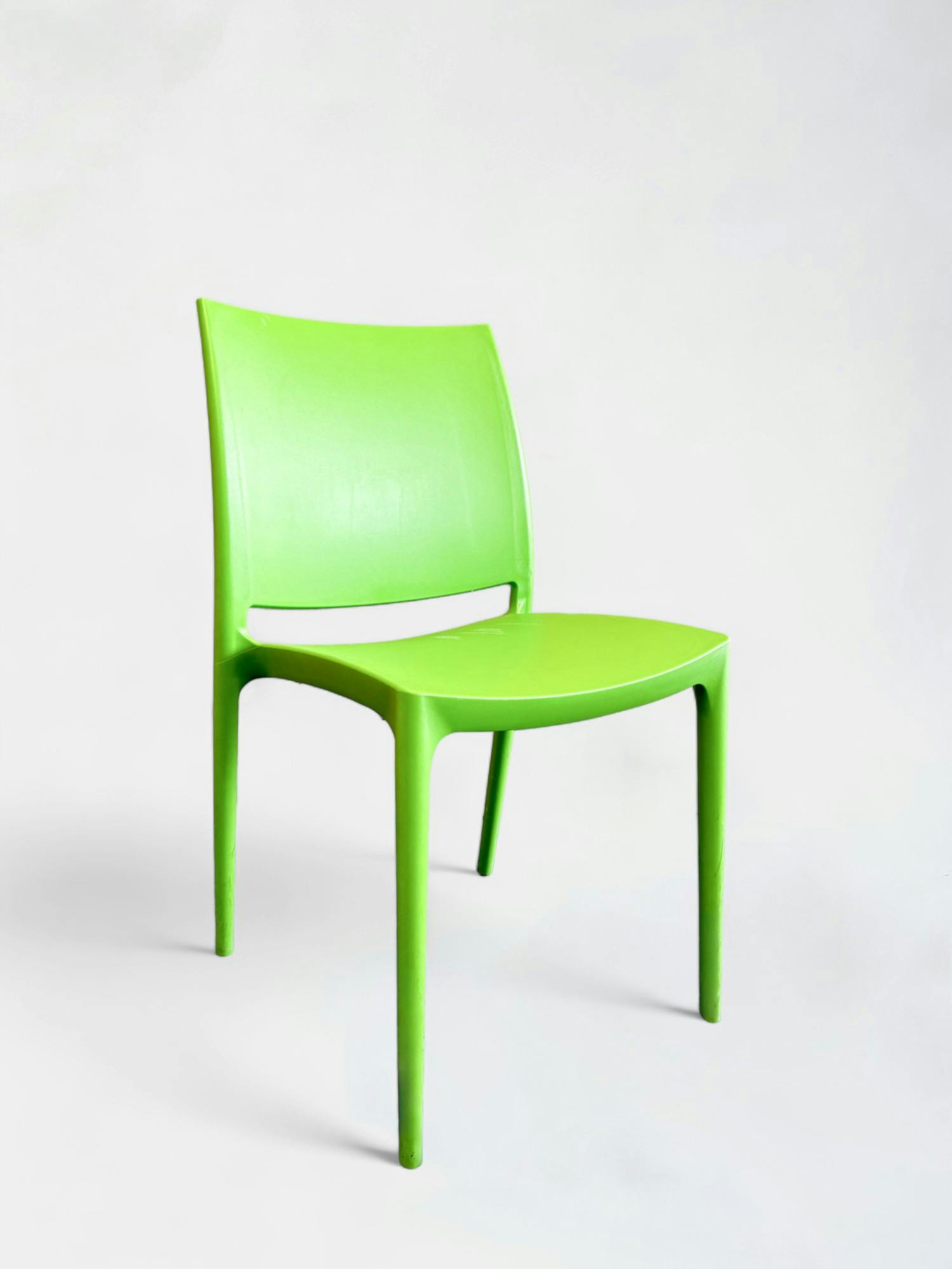 Chaise empilable en plastique vert tilleul Siesta au design moderne - Relieve Furniture