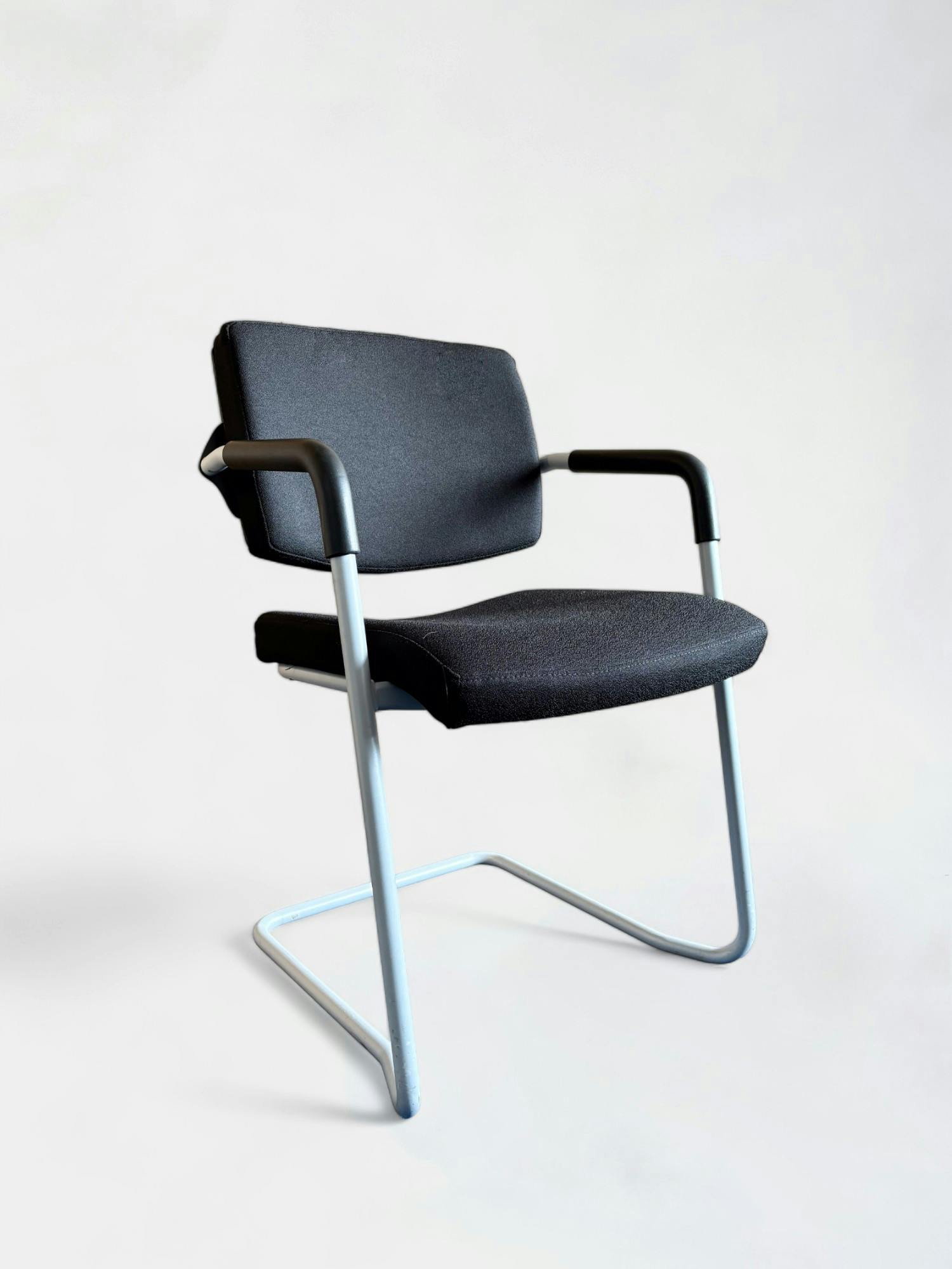 Zwarte stoffen bureaustoel met armleuningen - Relieve Furniture
