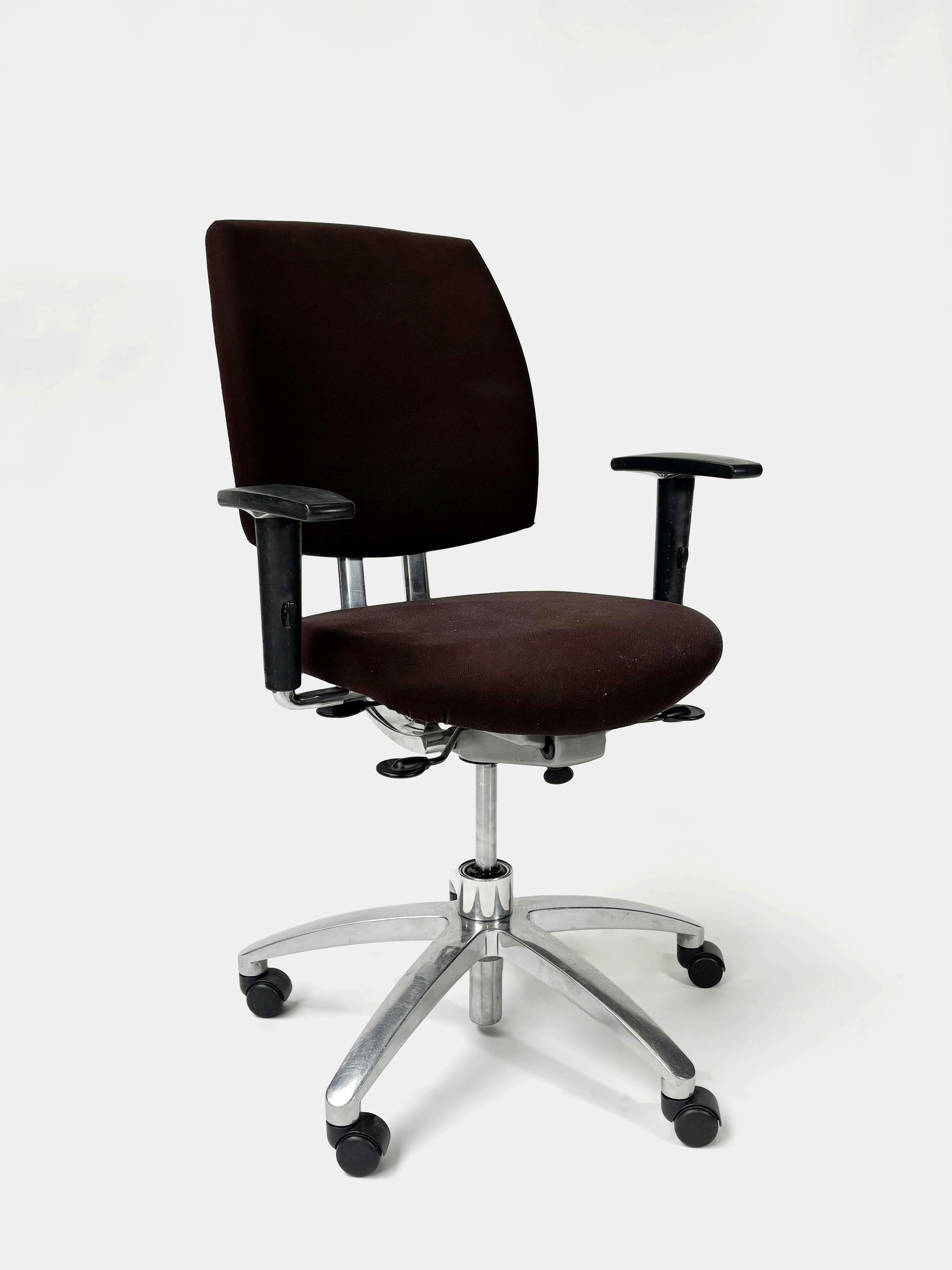 Chaise de bureau Drabert noire sur pieds chromés et à roulettes - Relieve Furniture