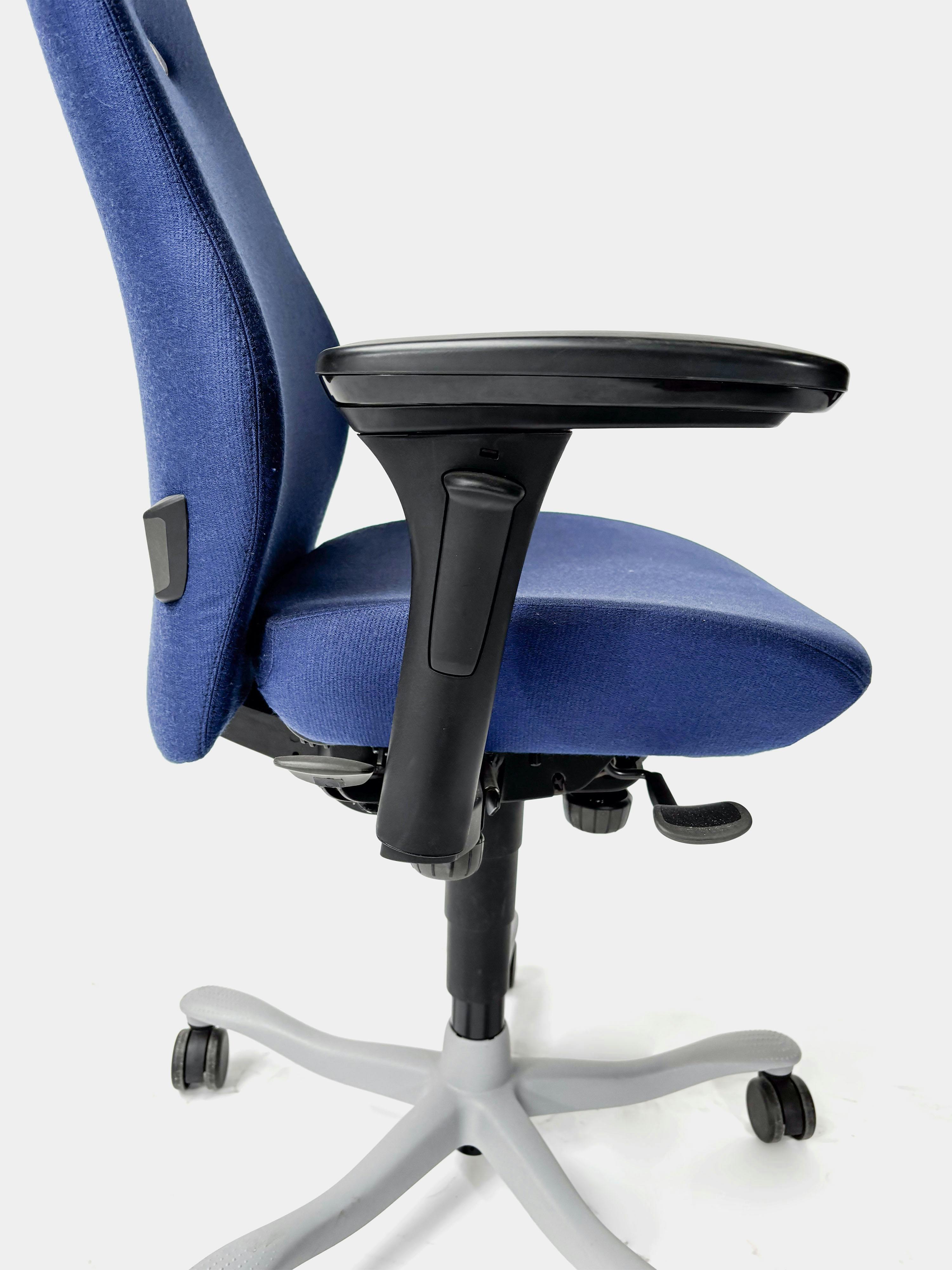 Kinnarps 8000 Chaise de bureau ergonomique en tissu bleu marine avec accoudoirs réglables et support lombaire sur roulettes - Relieve Furniture