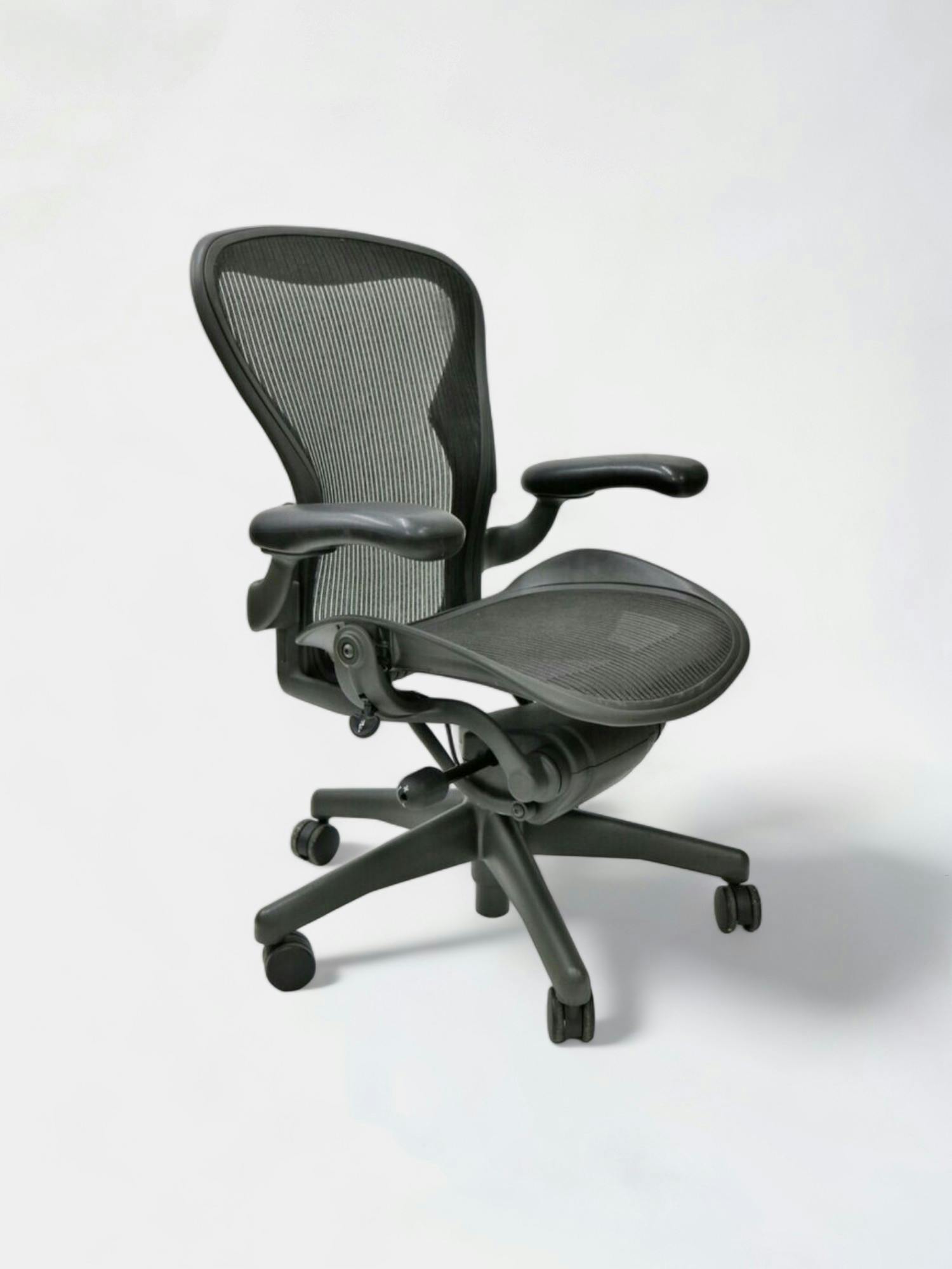 Herman Miller Aeron Classic Basic Graphite chaise de bureau en maille noire taille B - Relieve Furniture