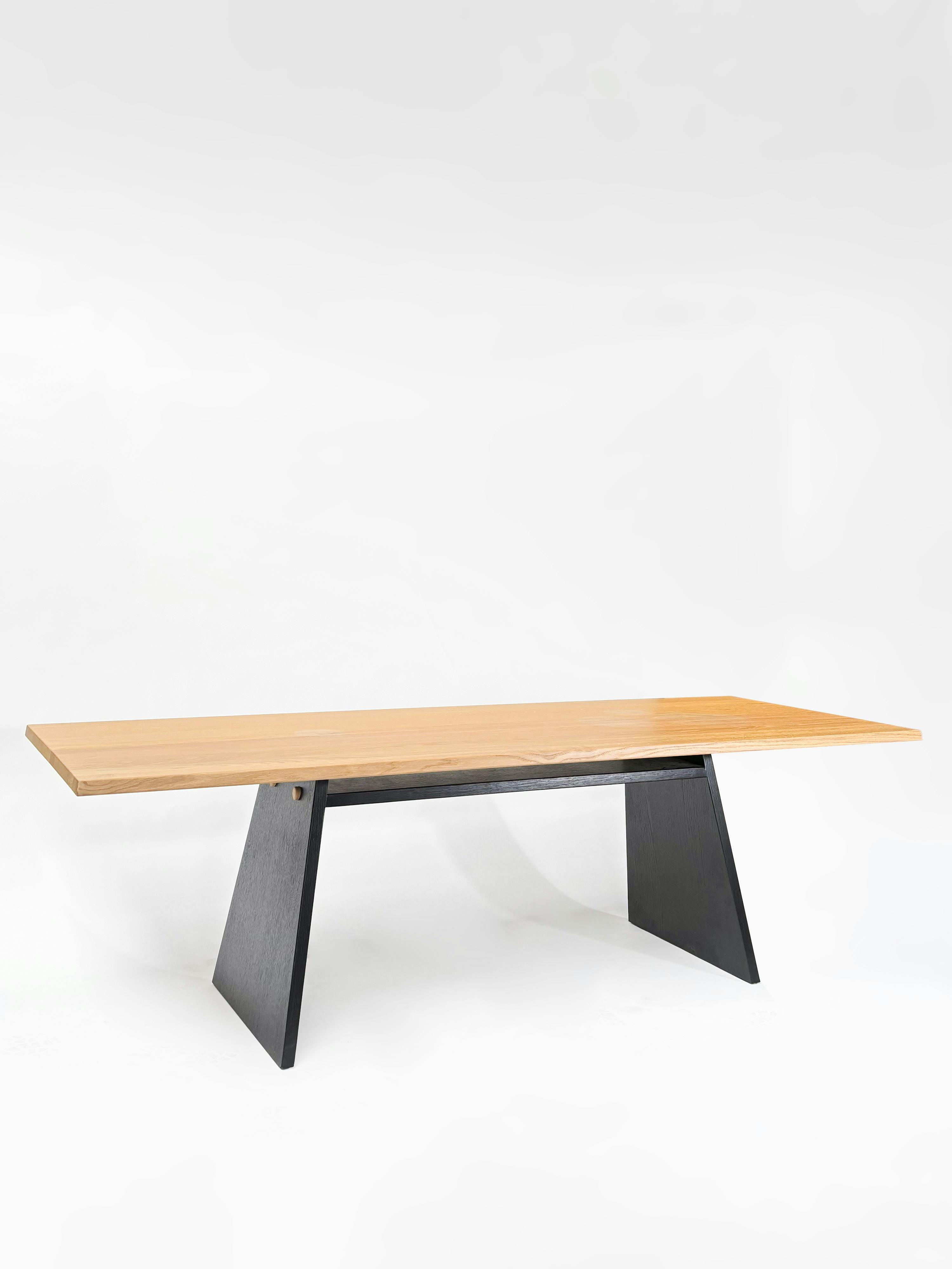 CRUSO Table de salle à manger en chêne naturel avec base noire - 240cm x 90cm - Relieve Furniture