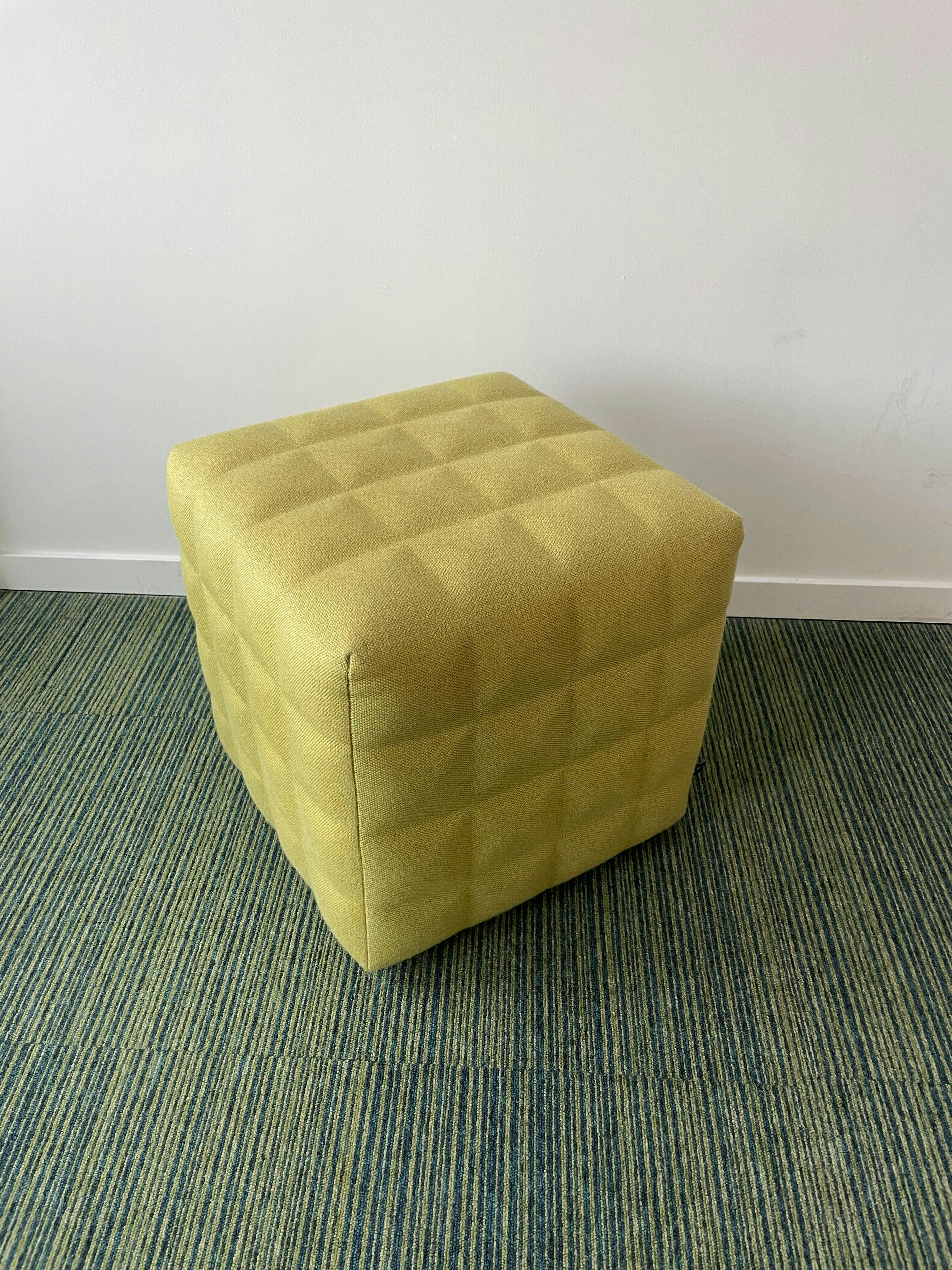Cube assis BuzziSpace en tissu vert clair - Relieve Furniture
