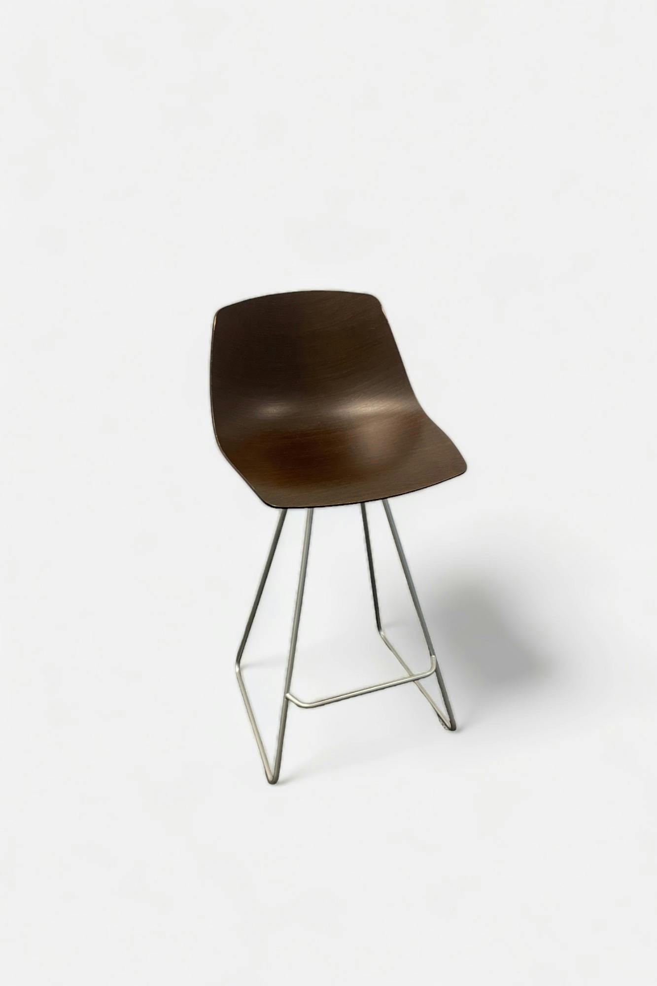Brown kitchen stool on metallic legs - Relieve Furniture