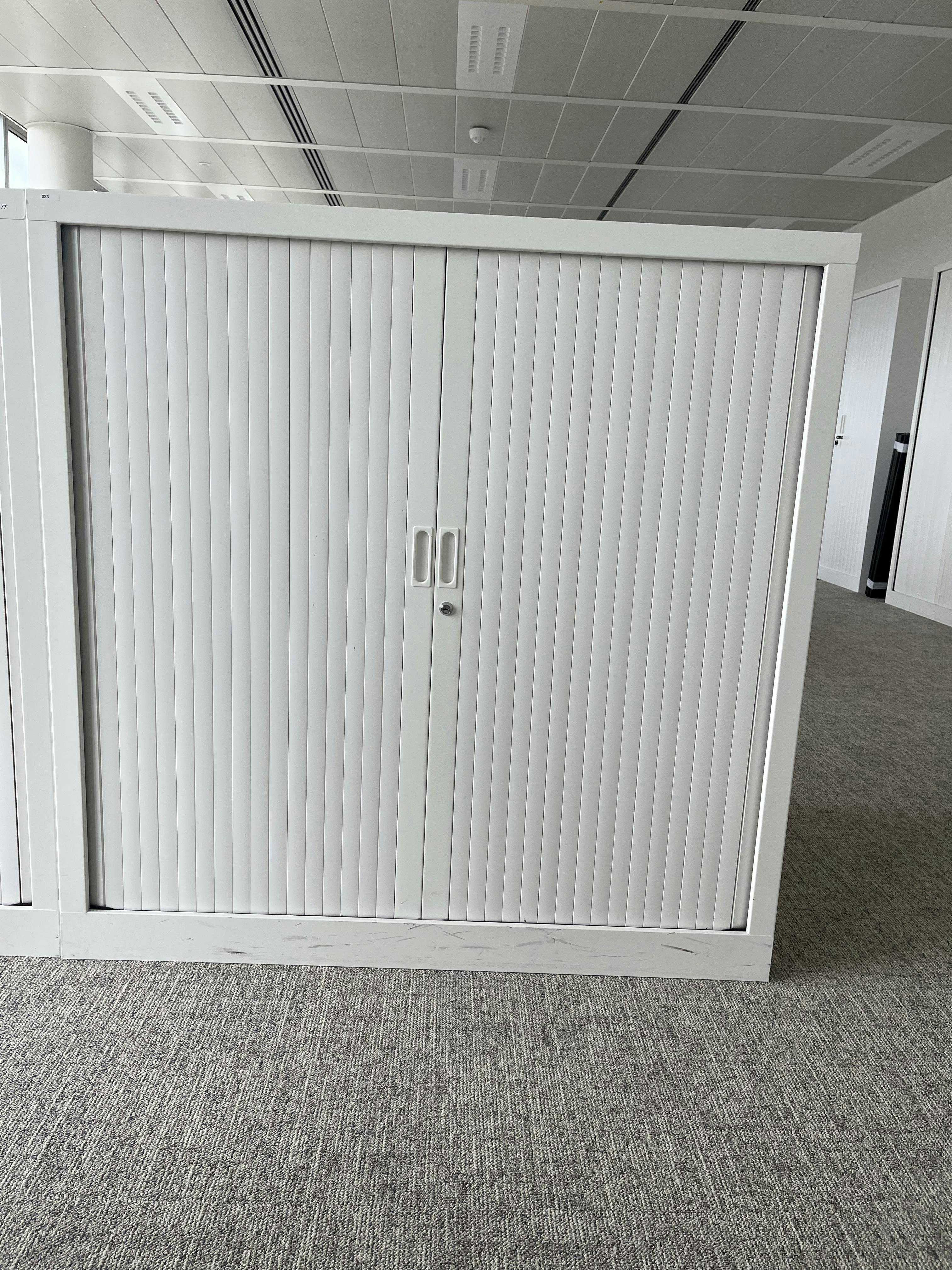 White cabinet with key locking system 120cm - Relieve Furniture