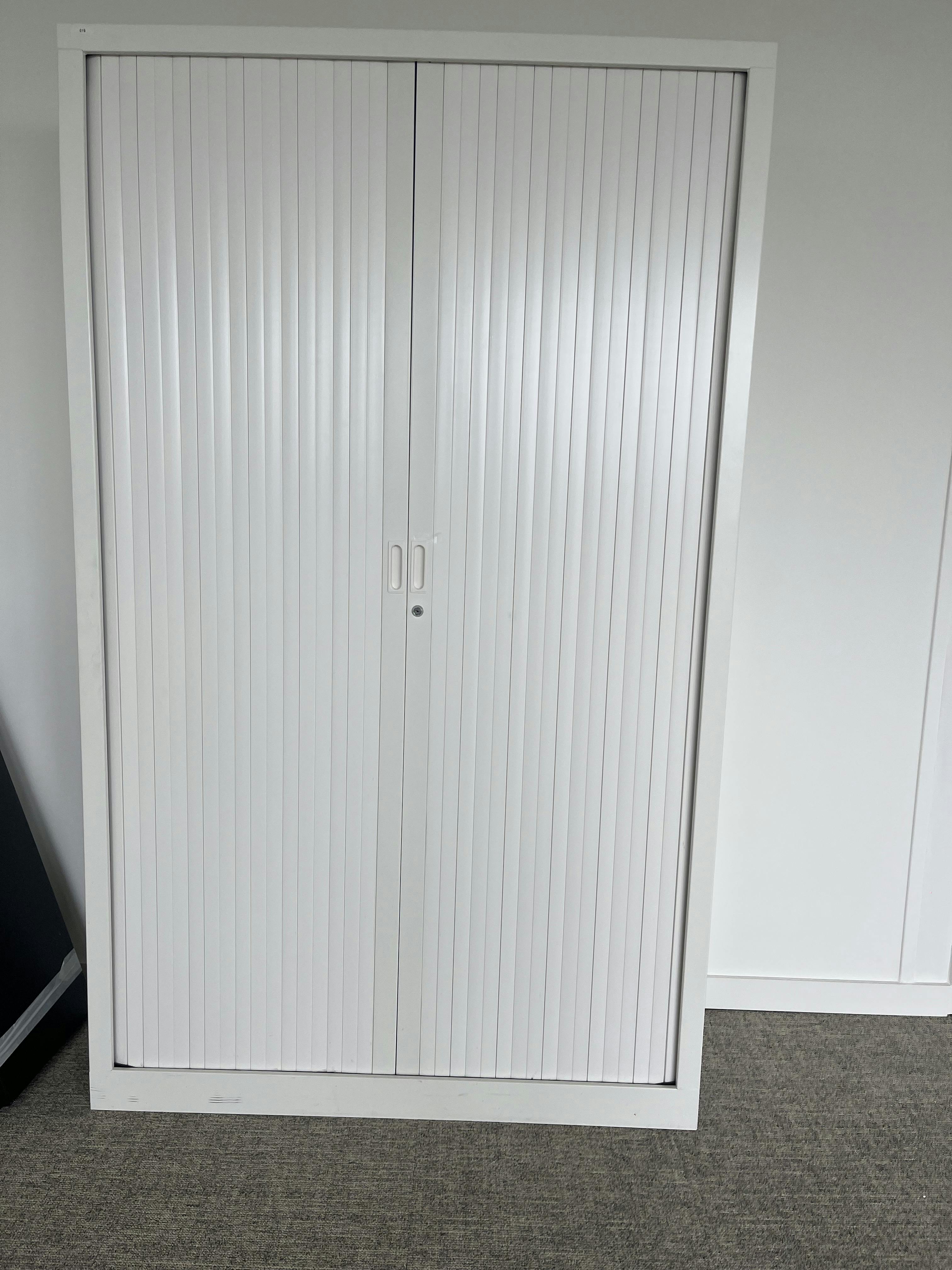 White cabinet with key locking system 198cm - Relieve Furniture