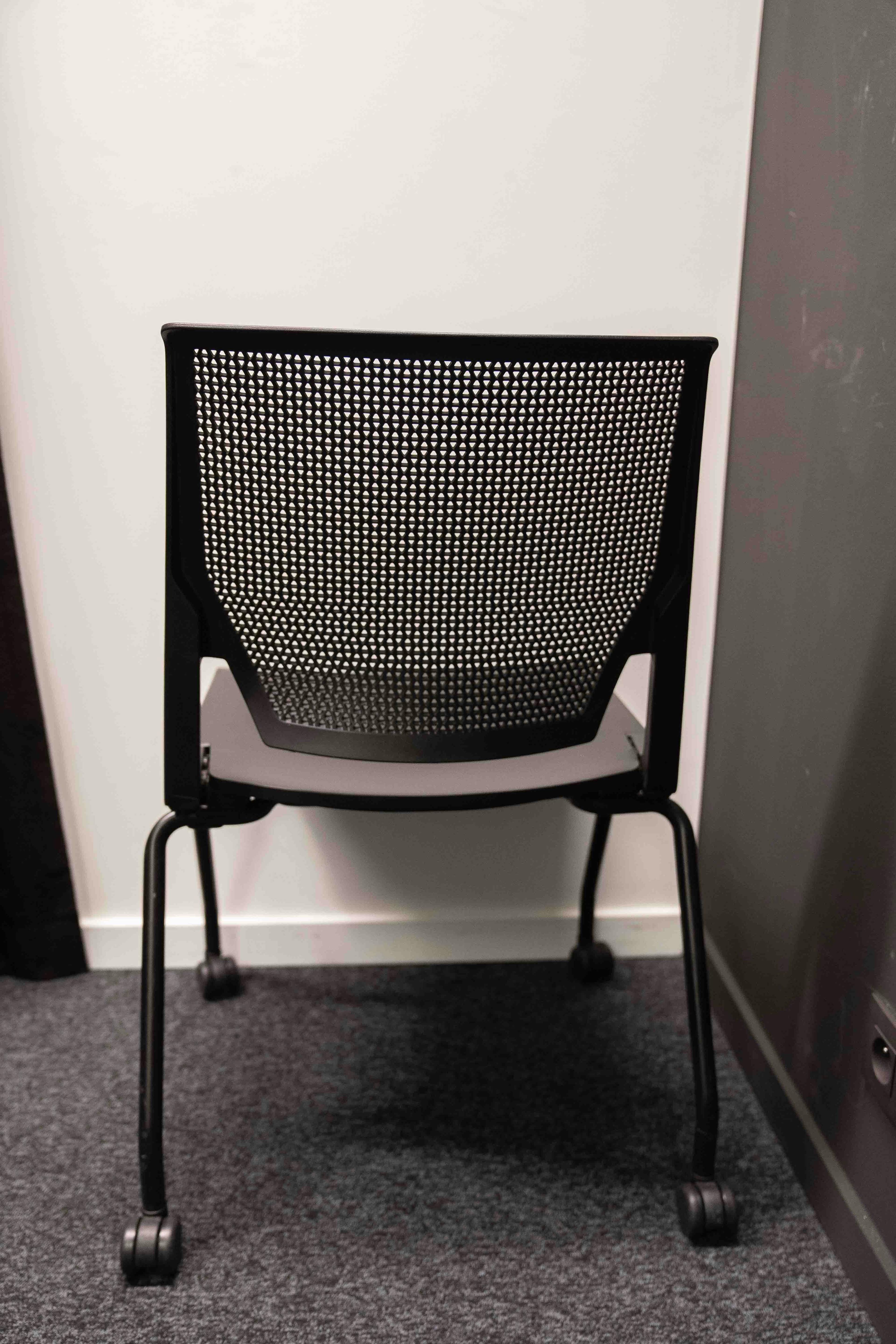 Haworth Black Mesh Office Chair with Lumbar Support on wheels (chaise de bureau en maille noire avec support lombaire) - Relieve Furniture