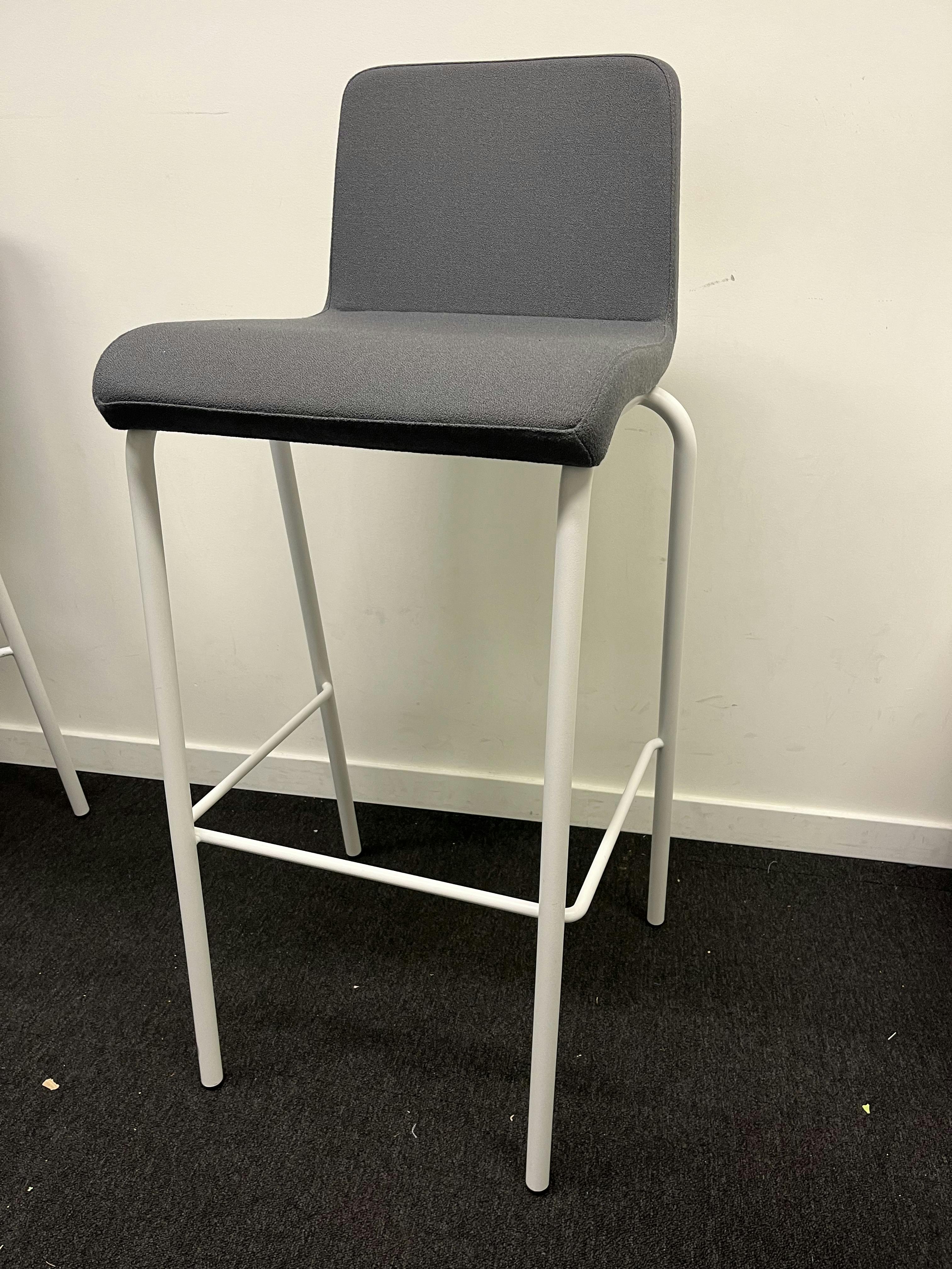 Chaise haute grise sur pieds blancs - Relieve Furniture