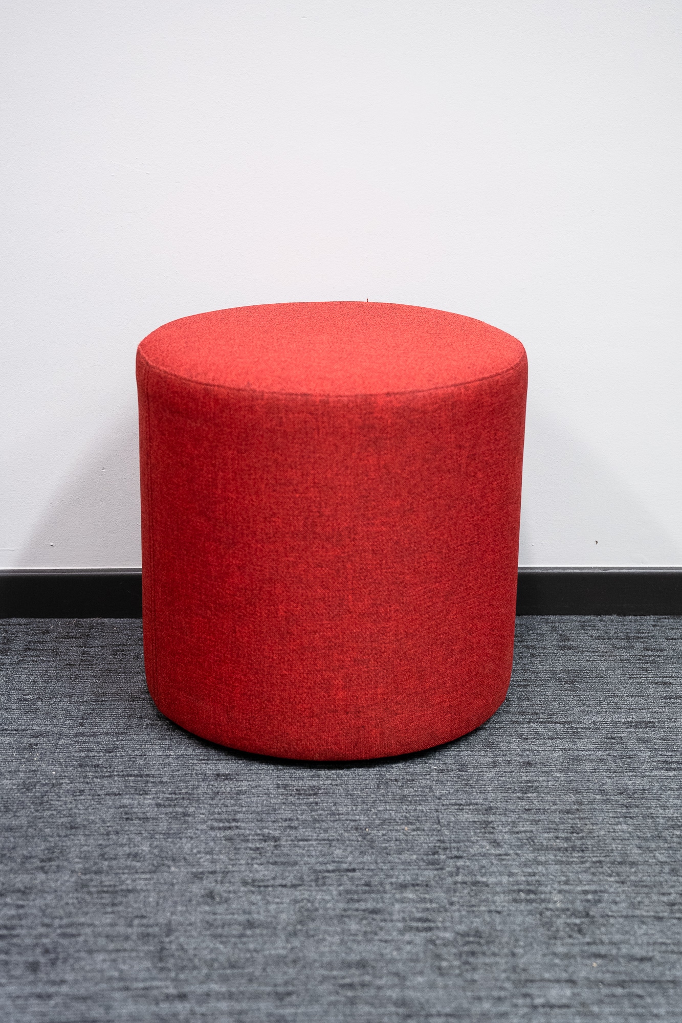 Pouf rond rouge terre