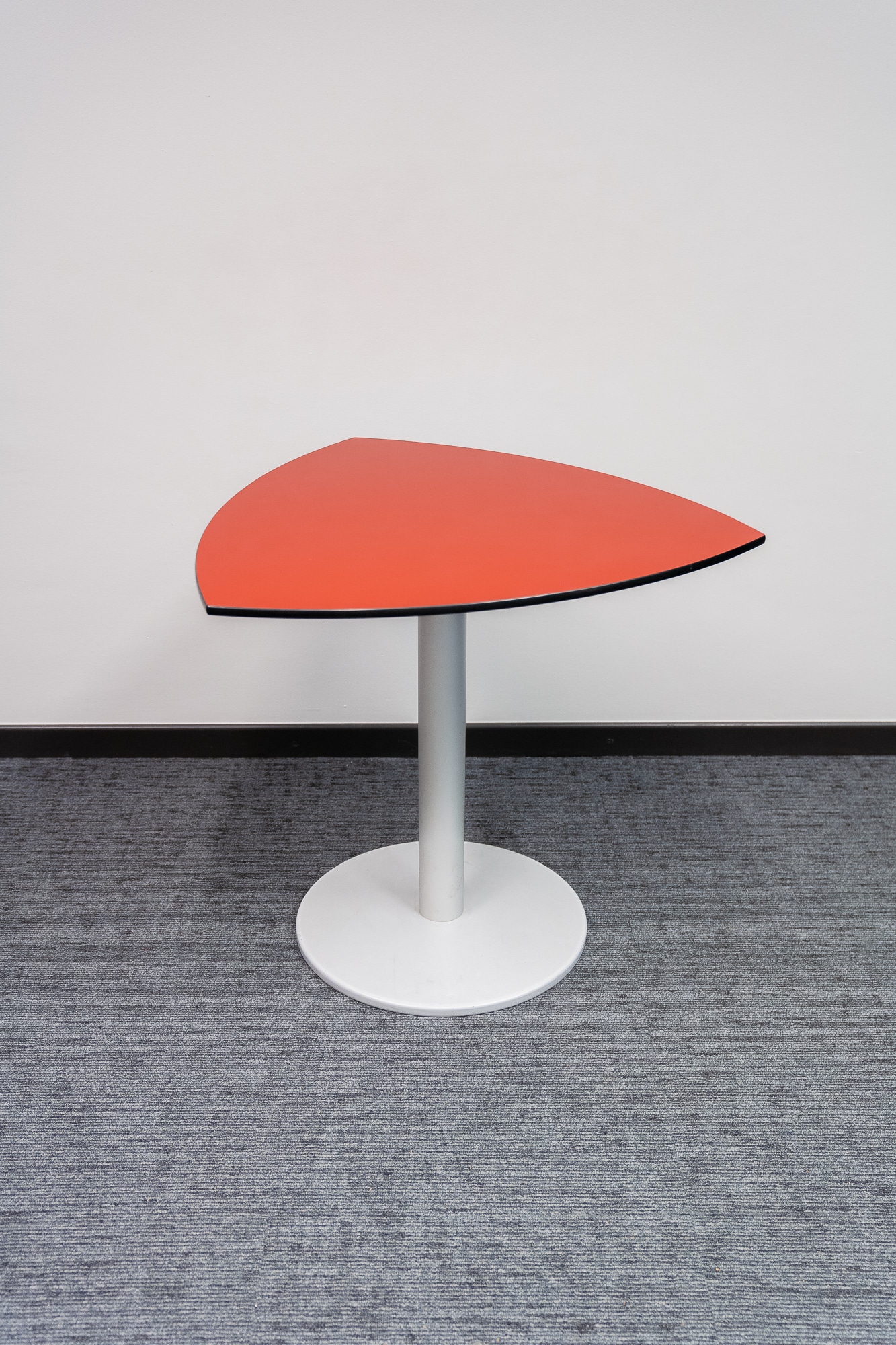 Table d'appoint triangulaire orange BENE