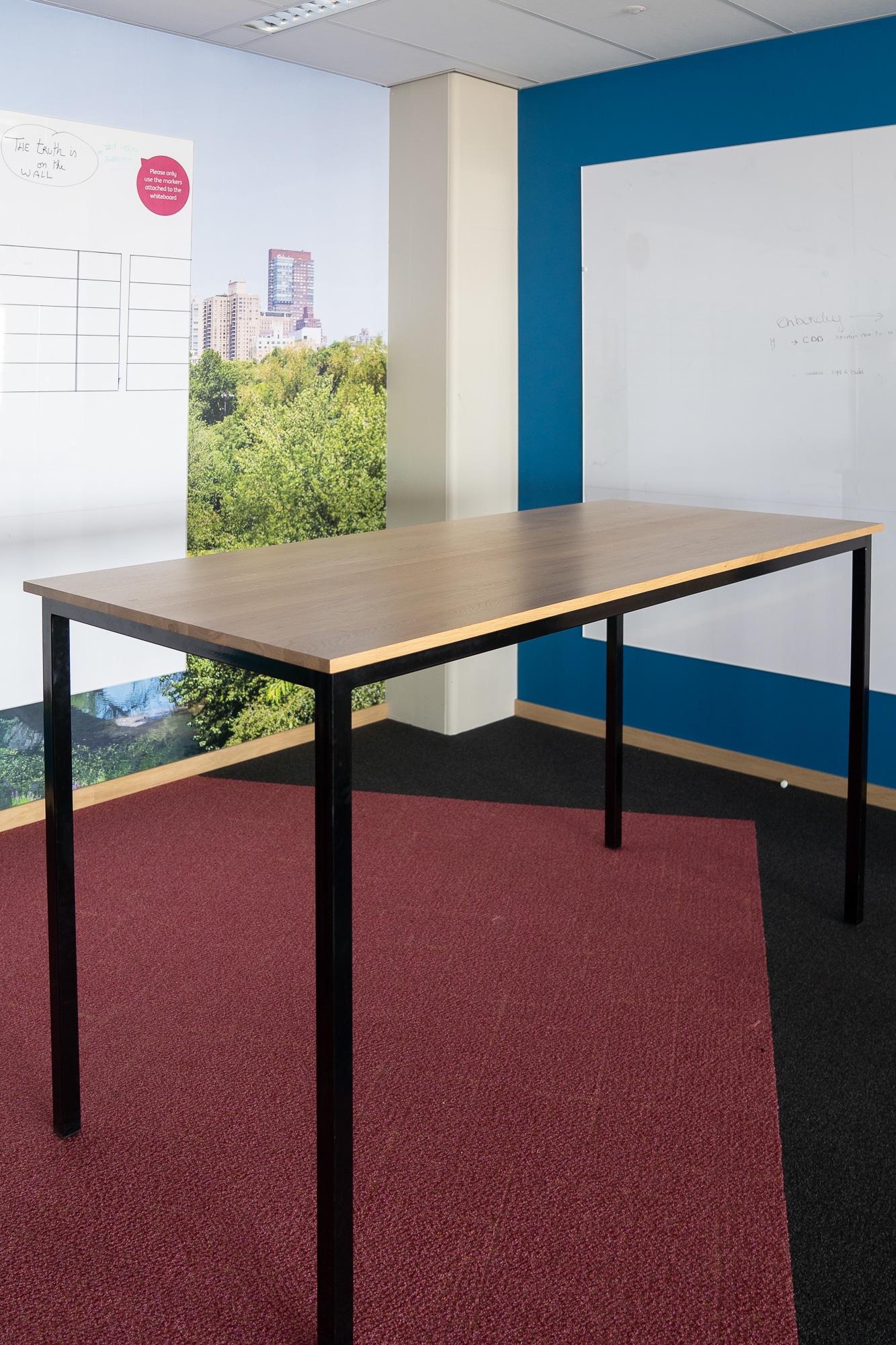 Table haute en bois avec pieds noirs