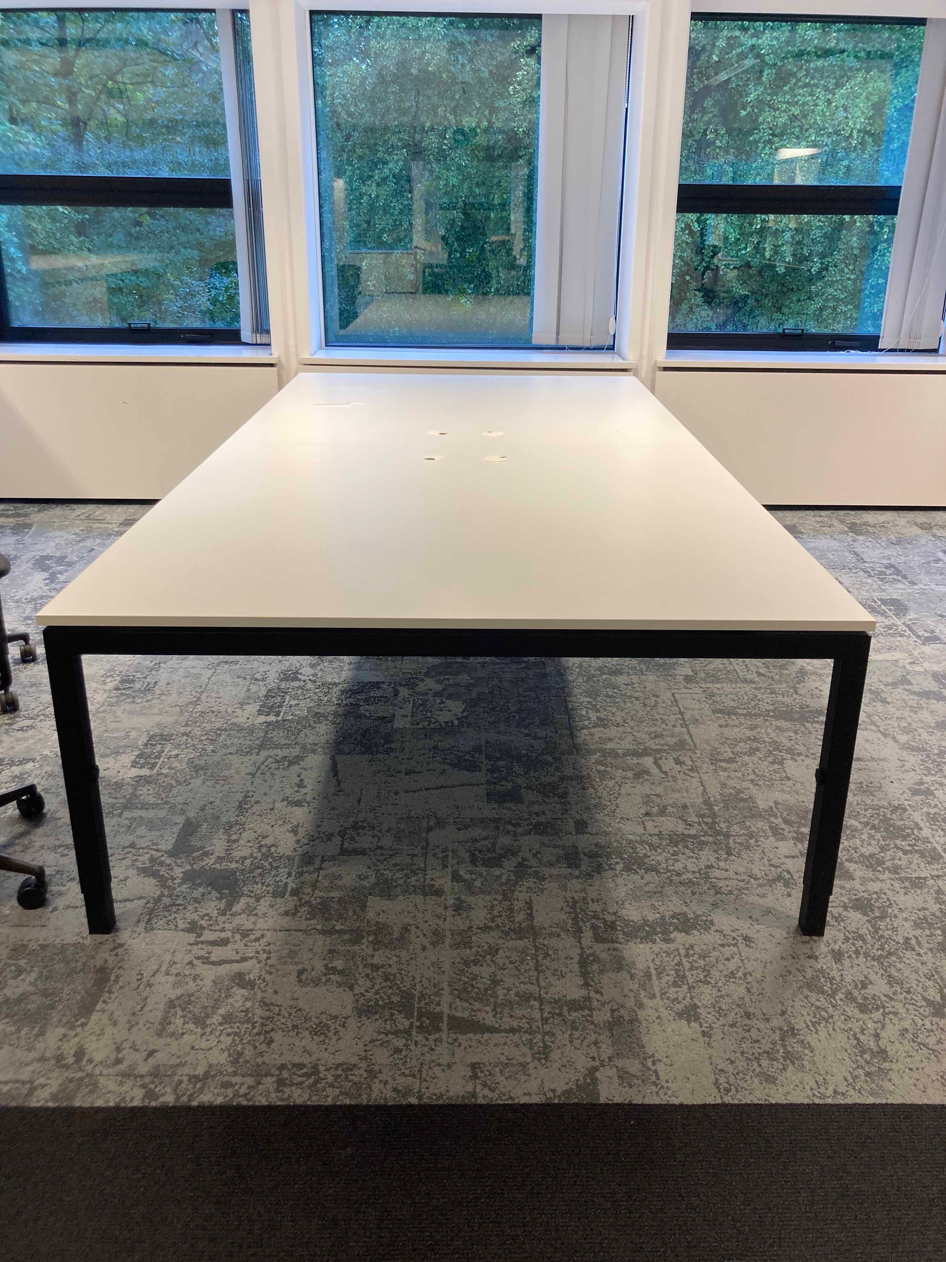 BENE Table de bureau pour 4 personnes avec système de gestion des câbles, blanc sur pieds noirs