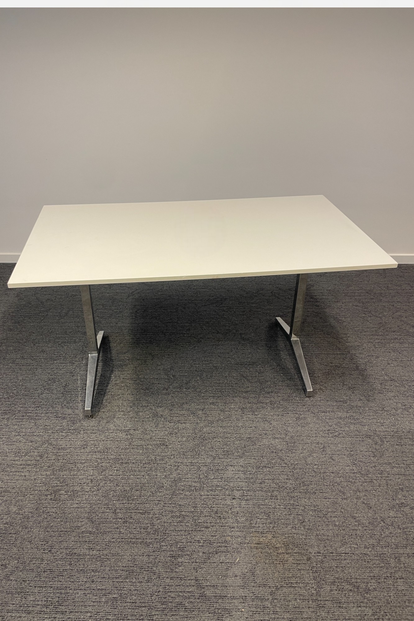 Table blanche avec pieds en T chromé 140cm