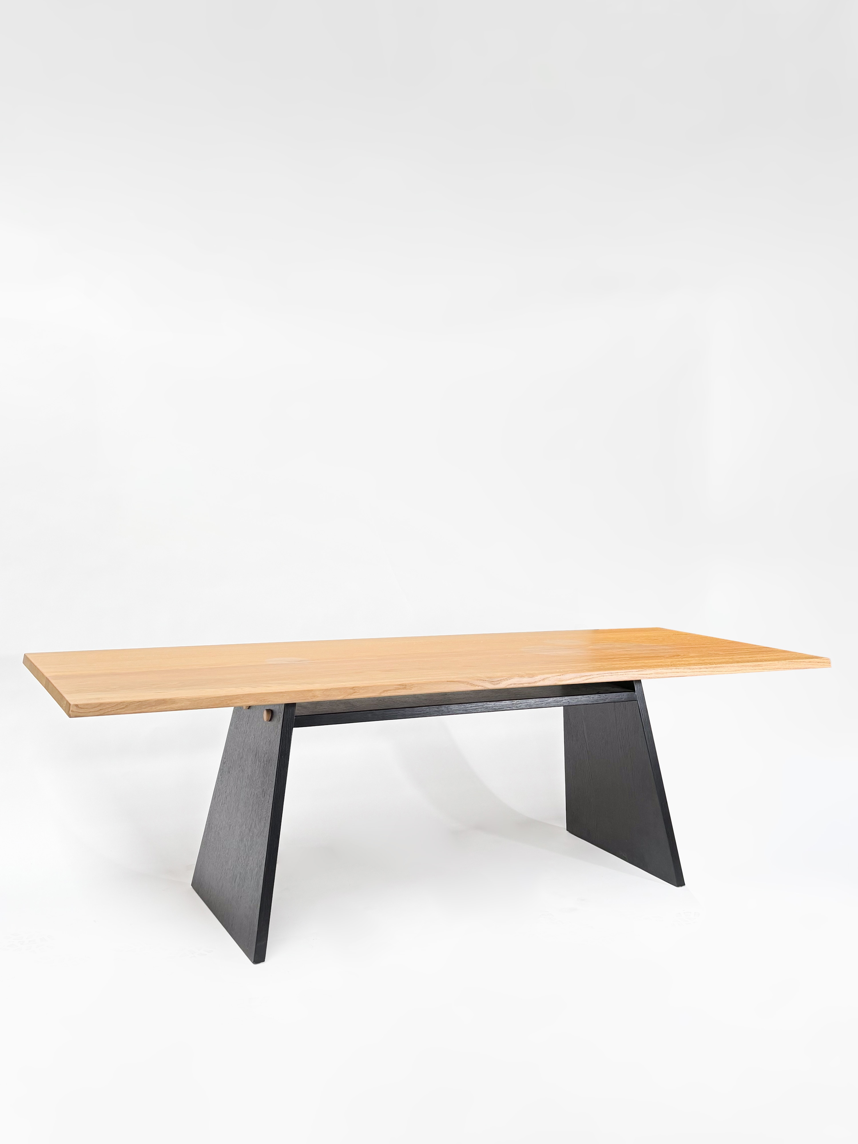 CRUSO Eiken natuur eettafel met zwart onderstel - 240cm x 90cm