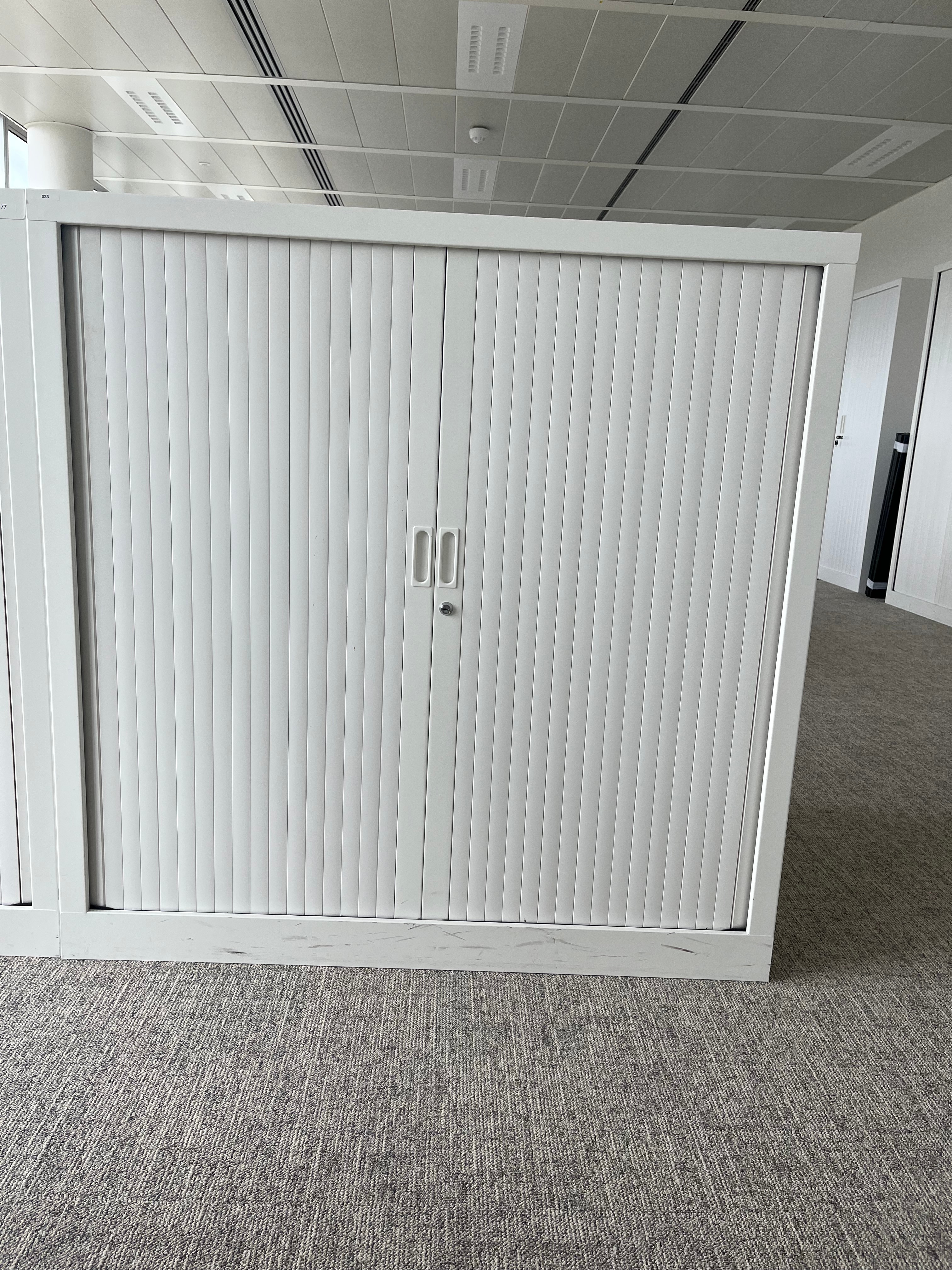 Witte kast met sleutelvergrendeling 120cm