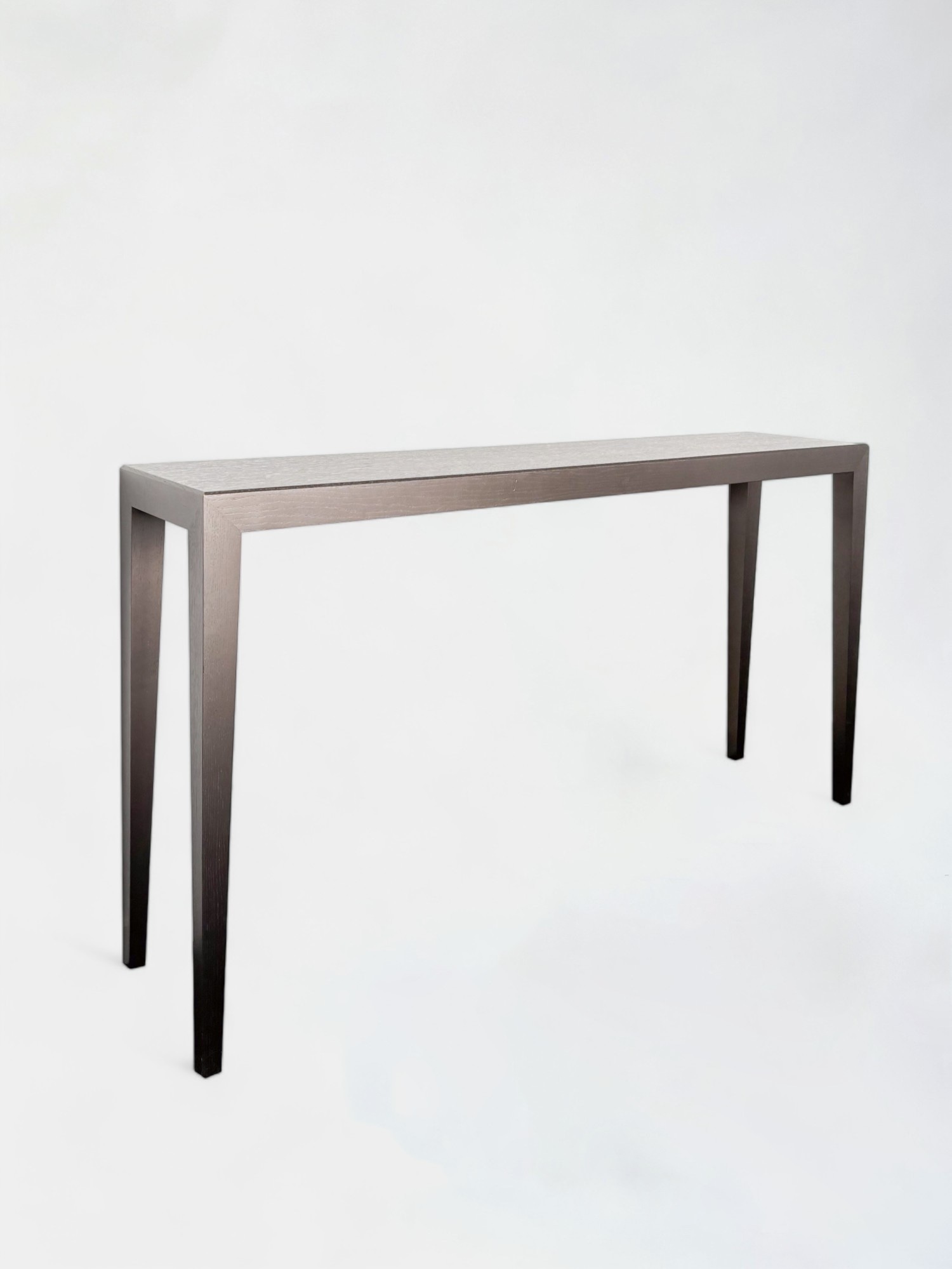 Table console en bois brun foncé au design épuré