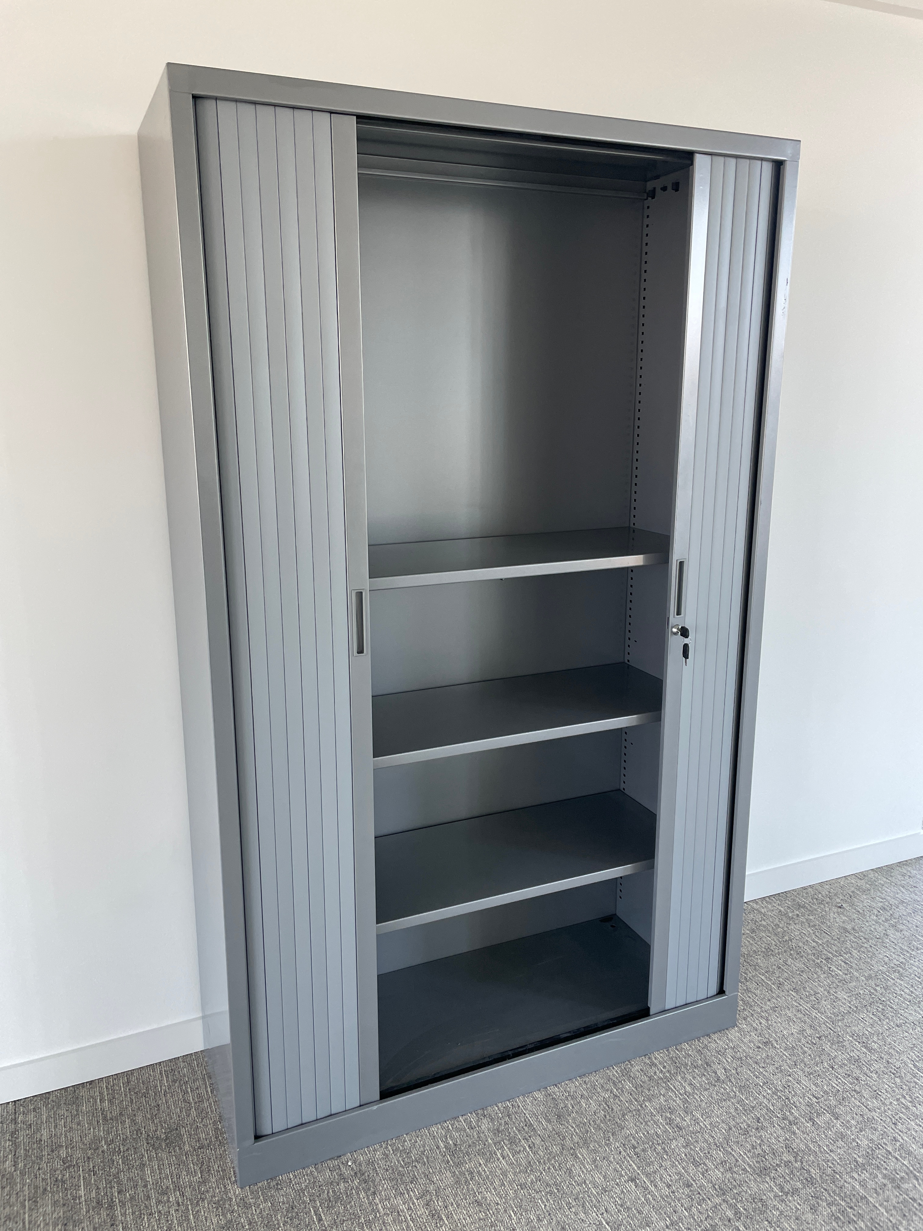 Hoge grijze kast 198cm